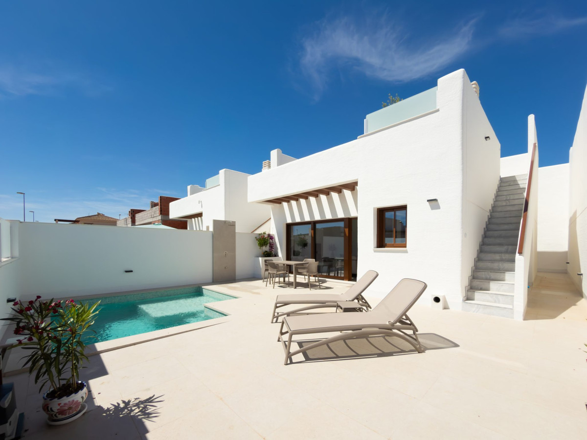 Exclusiva Villa Moderna con Piscina en Torre-Pacheco, Murcia, Descubre 6 villas de diseño contemporáneo en Torre-Pacheco, Murcia. 2 dorm., 2 baños, piscina privada, solárium y parking. Cerca de golf y playas del Mar Menor.