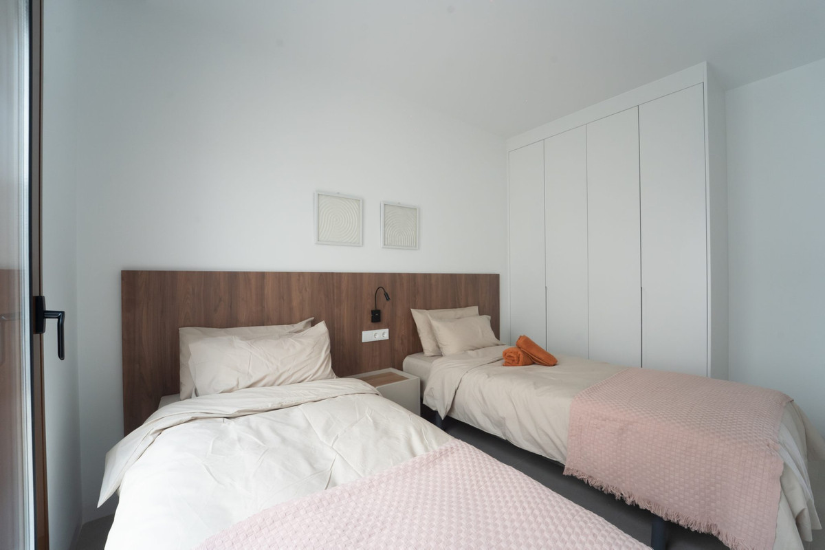 Exclusiva Villa Moderna con Piscina en Torre-Pacheco, Murcia, Descubre 6 villas de diseño contemporáneo en Torre-Pacheco, Murcia. 2 dorm., 2 baños, piscina privada, solárium y parking. Cerca de golf y playas del Mar Menor.