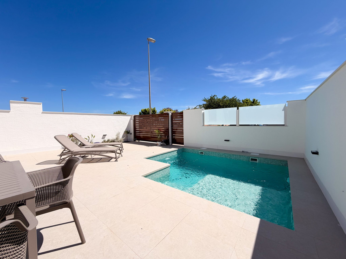 Exclusiva Villa Moderna con Piscina en Torre-Pacheco, Murcia, Descubre 6 villas de diseño contemporáneo en Torre-Pacheco, Murcia. 2 dorm., 2 baños, piscina privada, solárium y parking. Cerca de golf y playas del Mar Menor.