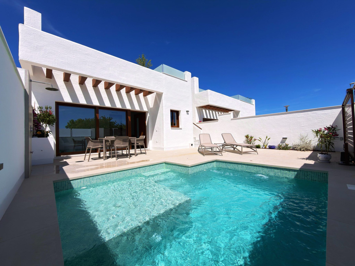 Exclusiva Villa Moderna con Piscina en Torre-Pacheco, Murcia, Descubre 6 villas de diseño contemporáneo en Torre-Pacheco, Murcia. 2 dorm., 2 baños, piscina privada, solárium y parking. Cerca de golf y playas del Mar Menor.