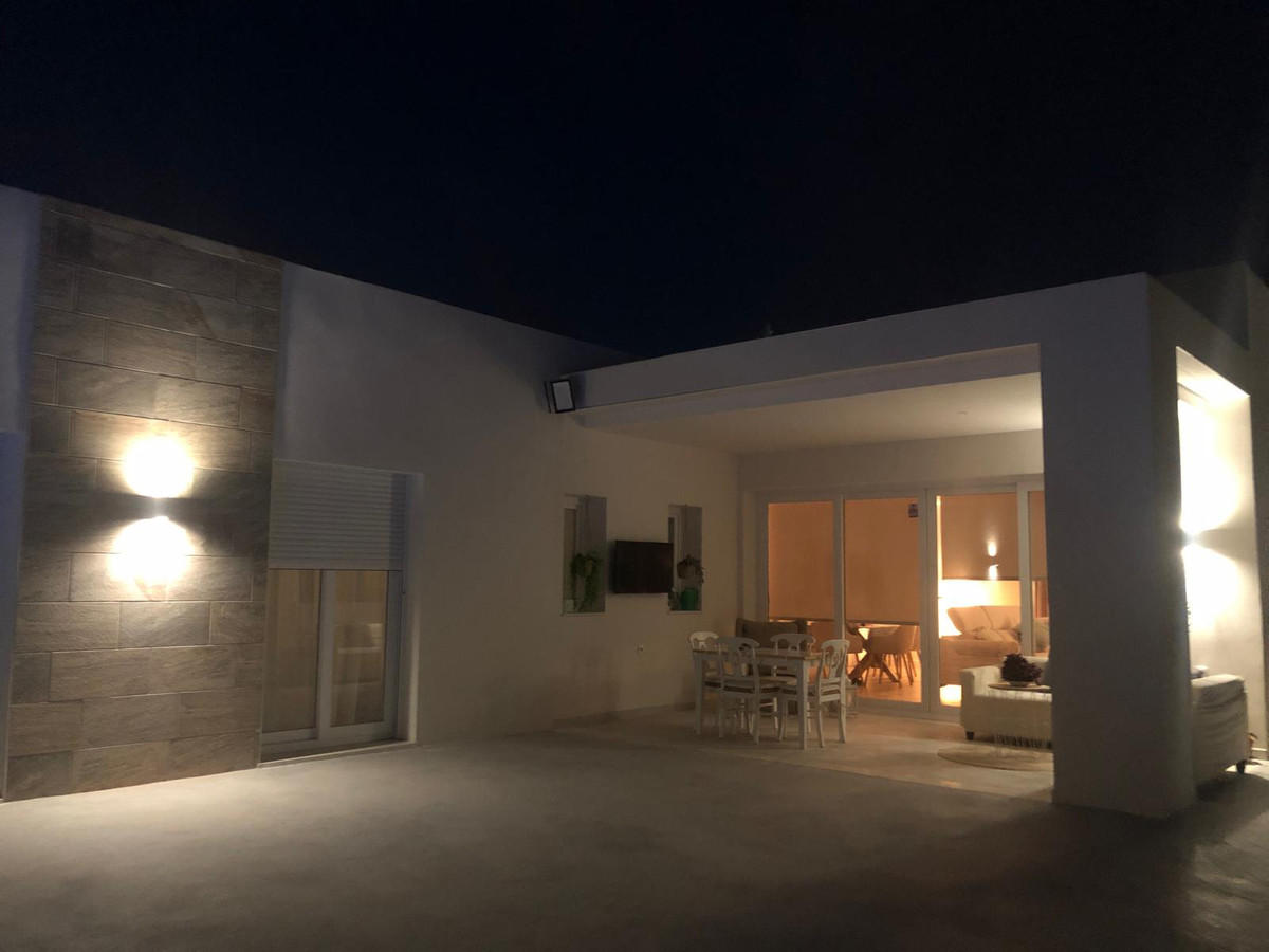 Tu Villa Soñada en Pinoso, Alicante: ¡Diseño Exclusivo!, Crea tu villa de ensueño en Pinoso, Alicante. Diseño moderno, 3 dorm, piscina privada. Personalizable. A 25 min del aeropuerto. Entrega en 10 meses. Desde 346.5
