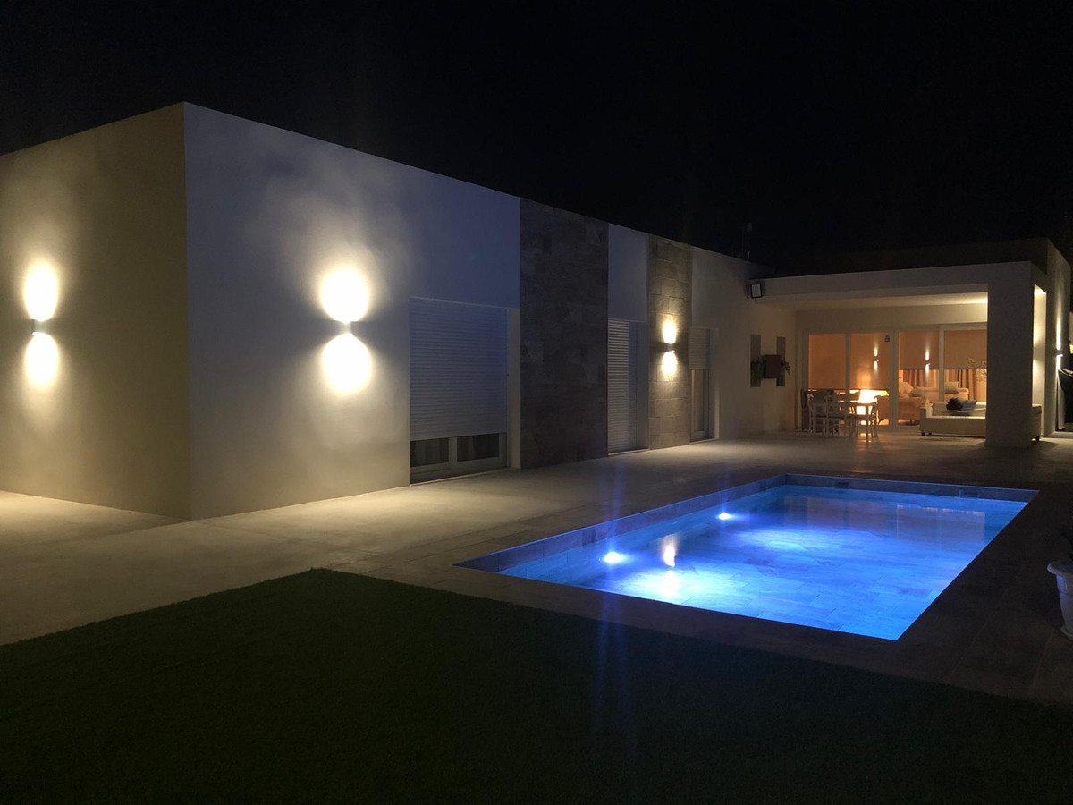 Tu Villa Soñada en Pinoso, Alicante: ¡Diseño Exclusivo!, Crea tu villa de ensueño en Pinoso, Alicante. Diseño moderno, 3 dorm, piscina privada. Personalizable. A 25 min del aeropuerto. Entrega en 10 meses. Desde 346.5