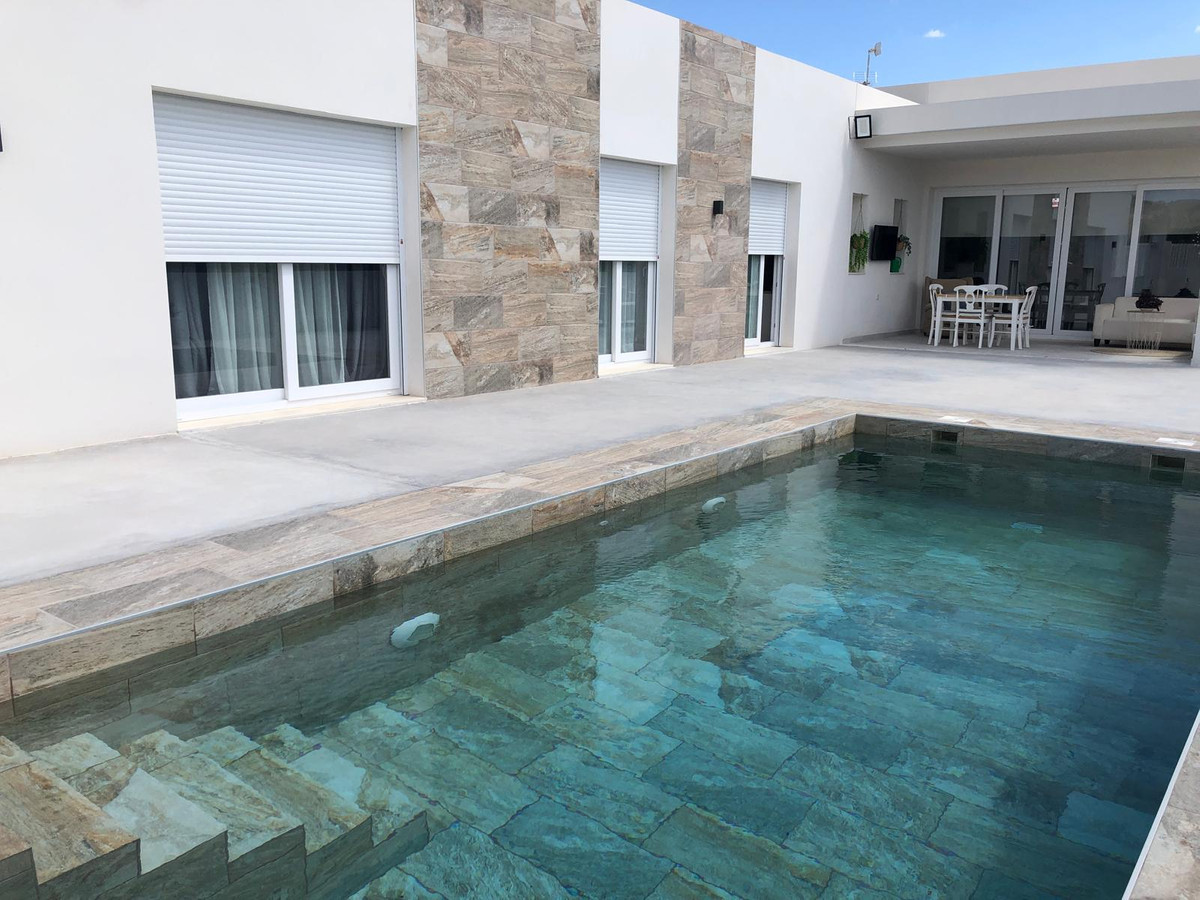 Tu Villa Soñada en Pinoso, Alicante: ¡Diseño Exclusivo!, Crea tu villa de ensueño en Pinoso, Alicante. Diseño moderno, 3 dorm, piscina privada. Personalizable. A 25 min del aeropuerto. Entrega en 10 meses. Desde 346.5