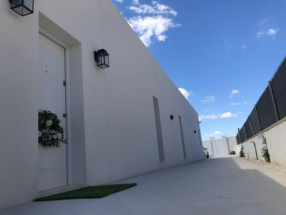 Tu Villa Soñada en Pinoso, Alicante: ¡Diseño Exclusivo!, Crea tu villa de ensueño en Pinoso, Alicante. Diseño moderno, 3 dorm, piscina privada. Personalizable. A 25 min del aeropuerto. Entrega en 10 meses. Desde 346.5