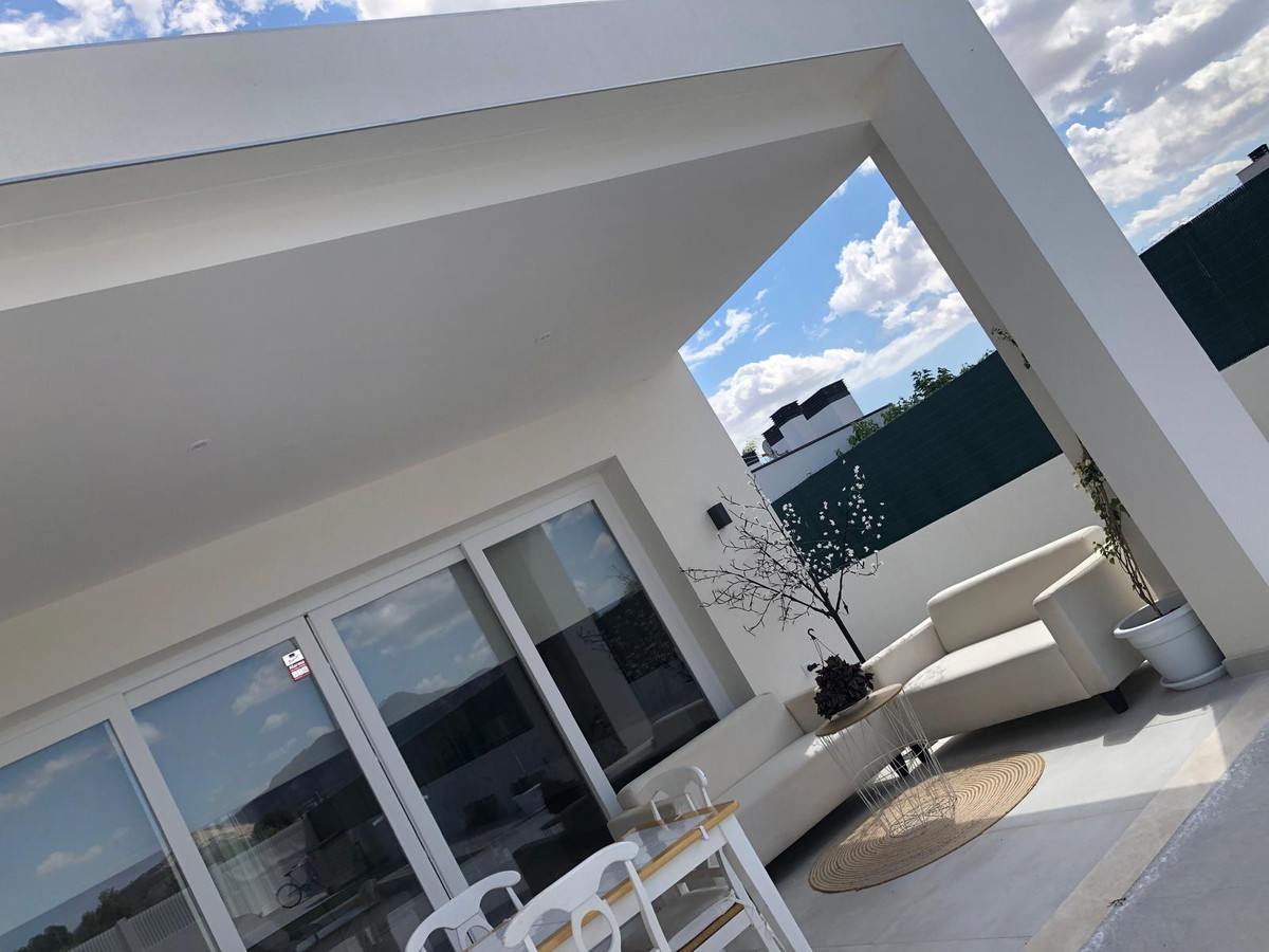 Tu Villa Soñada en Pinoso, Alicante: ¡Diseño Exclusivo!, Crea tu villa de ensueño en Pinoso, Alicante. Diseño moderno, 3 dorm, piscina privada. Personalizable. A 25 min del aeropuerto. Entrega en 10 meses. Desde 346.5