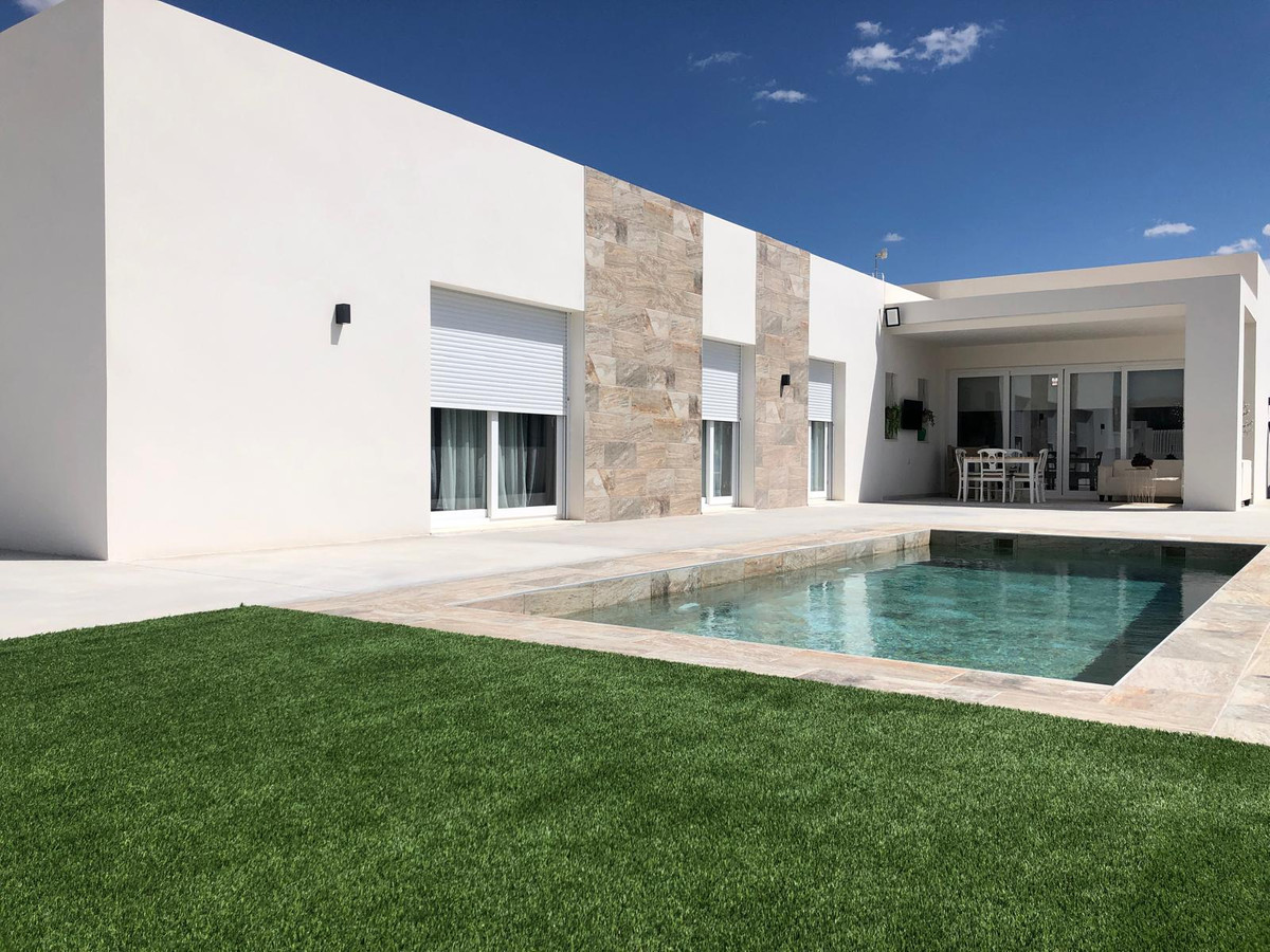 Tu Villa Soñada en Pinoso, Alicante: ¡Diseño Exclusivo!, Crea tu villa de ensueño en Pinoso, Alicante. Diseño moderno, 3 dorm, piscina privada. Personalizable. A 25 min del aeropuerto. Entrega en 10 meses. Desde 346.5