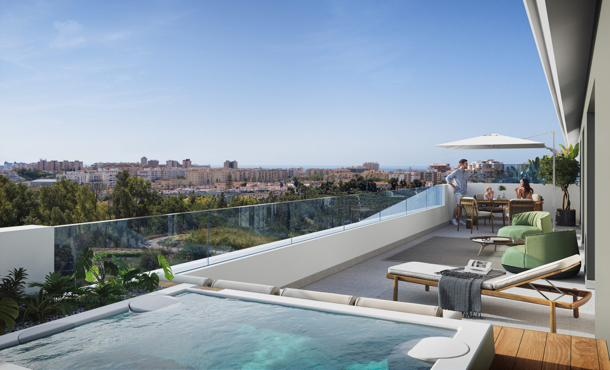 Ático Premium con Vistas al Parque y Mar en Fuengirola, Ático premium de lujo en La Loma, Fuengirola. 2 hab, 2 baños, jacuzzi privado, vistas al mar y Gran Parque. Exclusividad en Costa del Sol. ¡Vive el lujo!