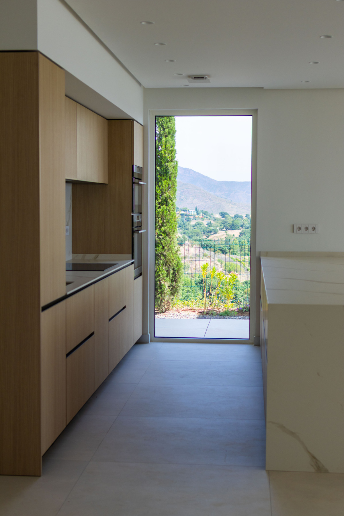 Lujo Mediterráneo en Ojén: Vistas Panorámicas y Piscina Privada, Lujo y naturaleza en Ojén, Málaga. Exclusivos apartamentos con vistas panorámicas al Mediterráneo, cerca de Marbella. 44 residencias, áticos con piscina privada