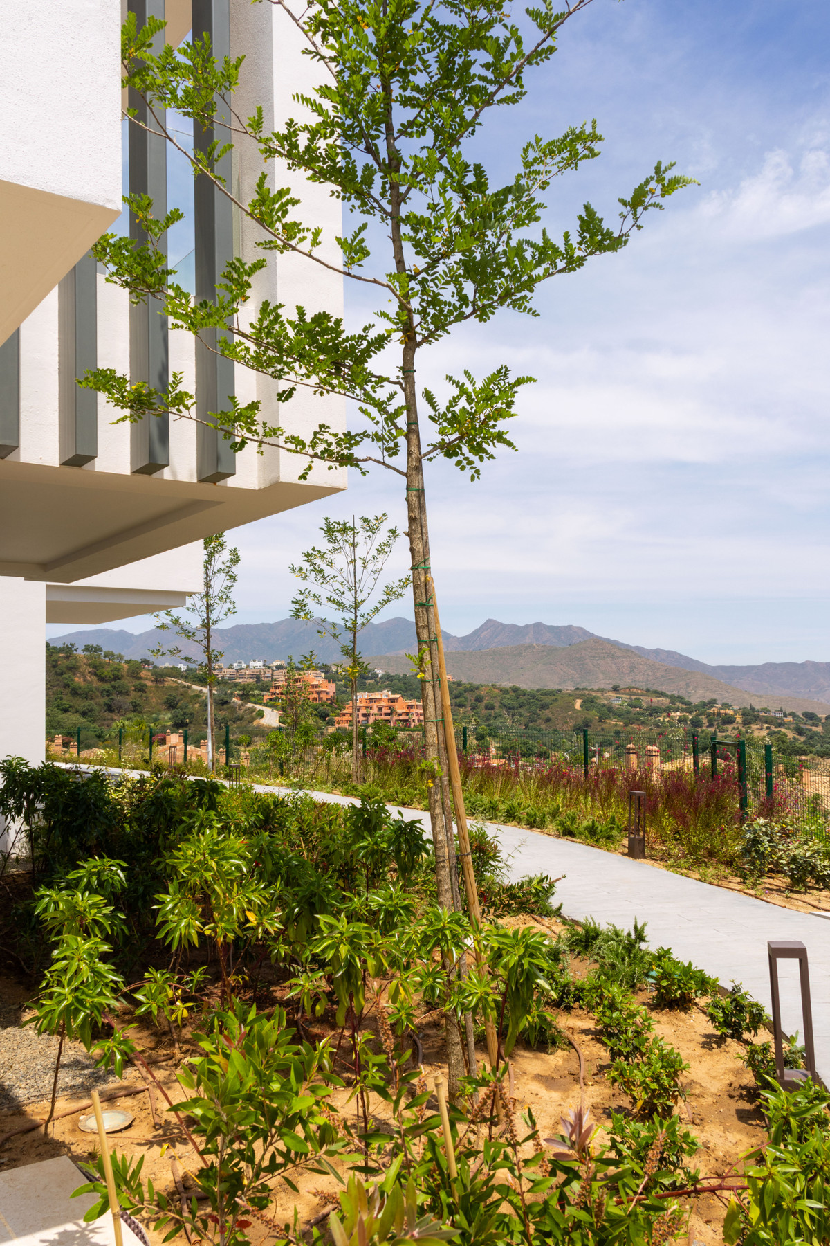 Lujo Mediterráneo en Ojén: Vistas Panorámicas y Piscina Privada, Lujo y naturaleza en Ojén, Málaga. Exclusivos apartamentos con vistas panorámicas al Mediterráneo, cerca de Marbella. 44 residencias, áticos con piscina privada