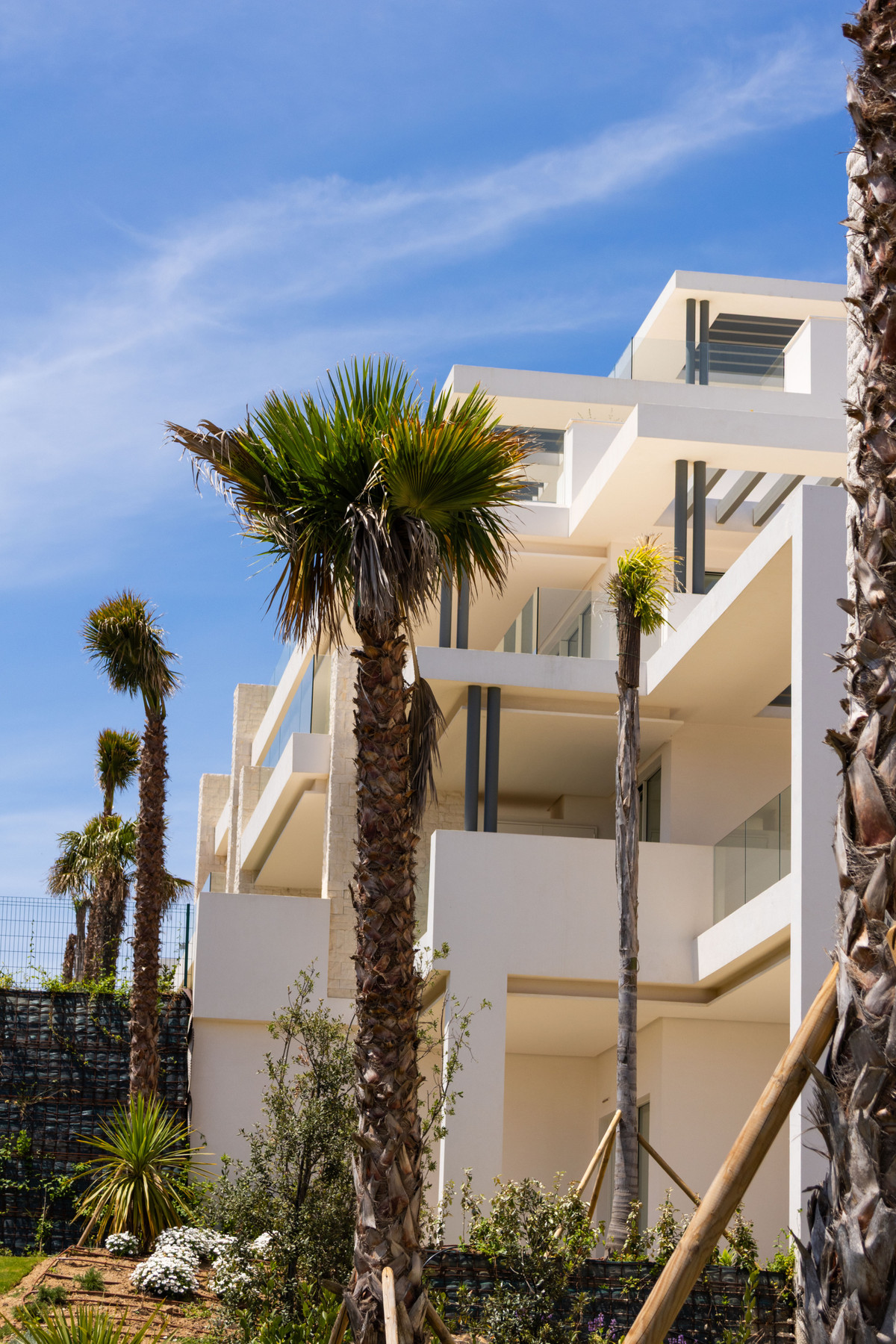 Lujo Mediterráneo en Ojén: Vistas Panorámicas y Piscina Privada, Lujo y naturaleza en Ojén, Málaga. Exclusivos apartamentos con vistas panorámicas al Mediterráneo, cerca de Marbella. 44 residencias, áticos con piscina privada
