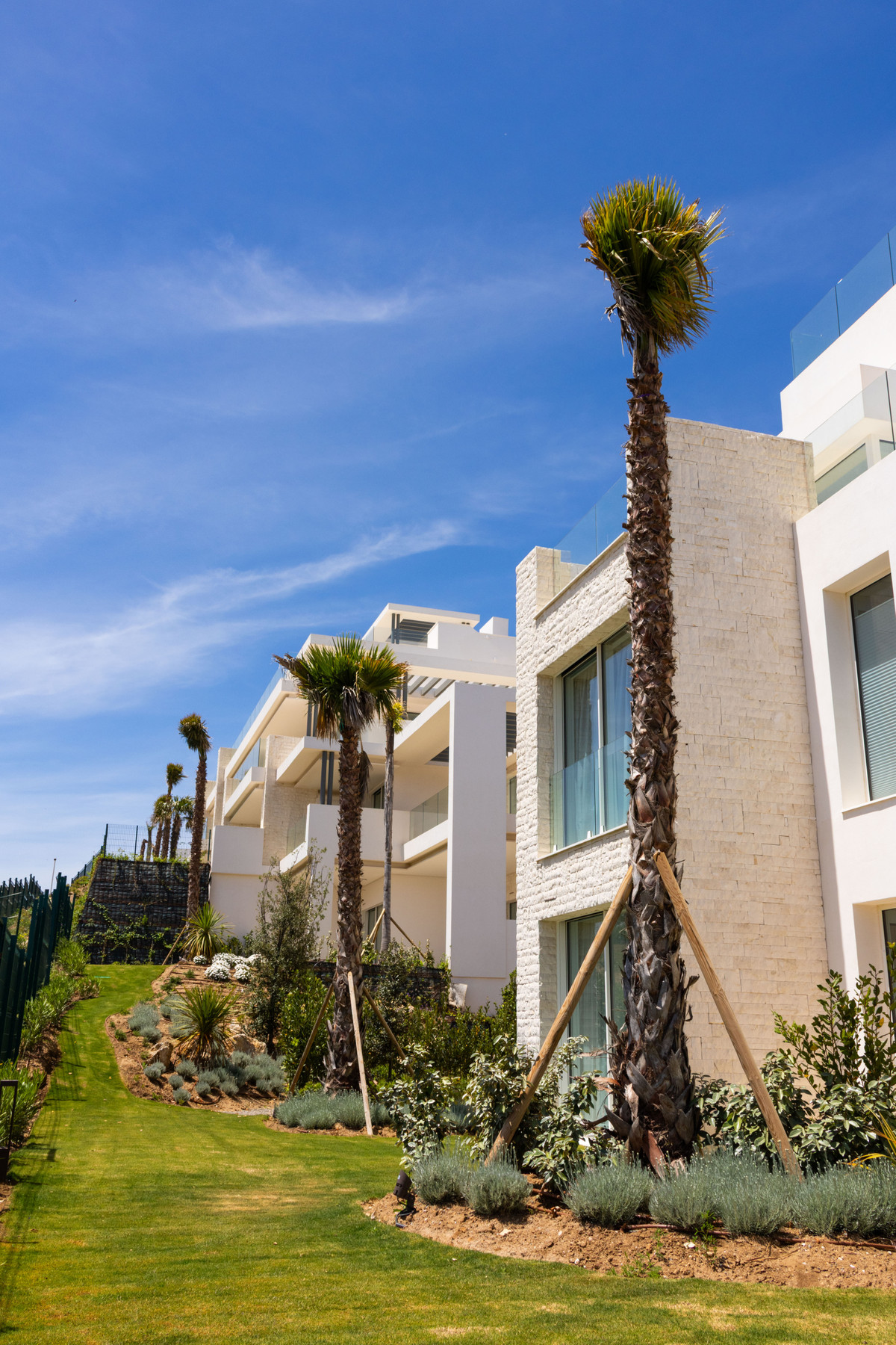 Lujo Mediterráneo en Ojén: Vistas Panorámicas y Piscina Privada, Lujo y naturaleza en Ojén, Málaga. Exclusivos apartamentos con vistas panorámicas al Mediterráneo, cerca de Marbella. 44 residencias, áticos con piscina privada