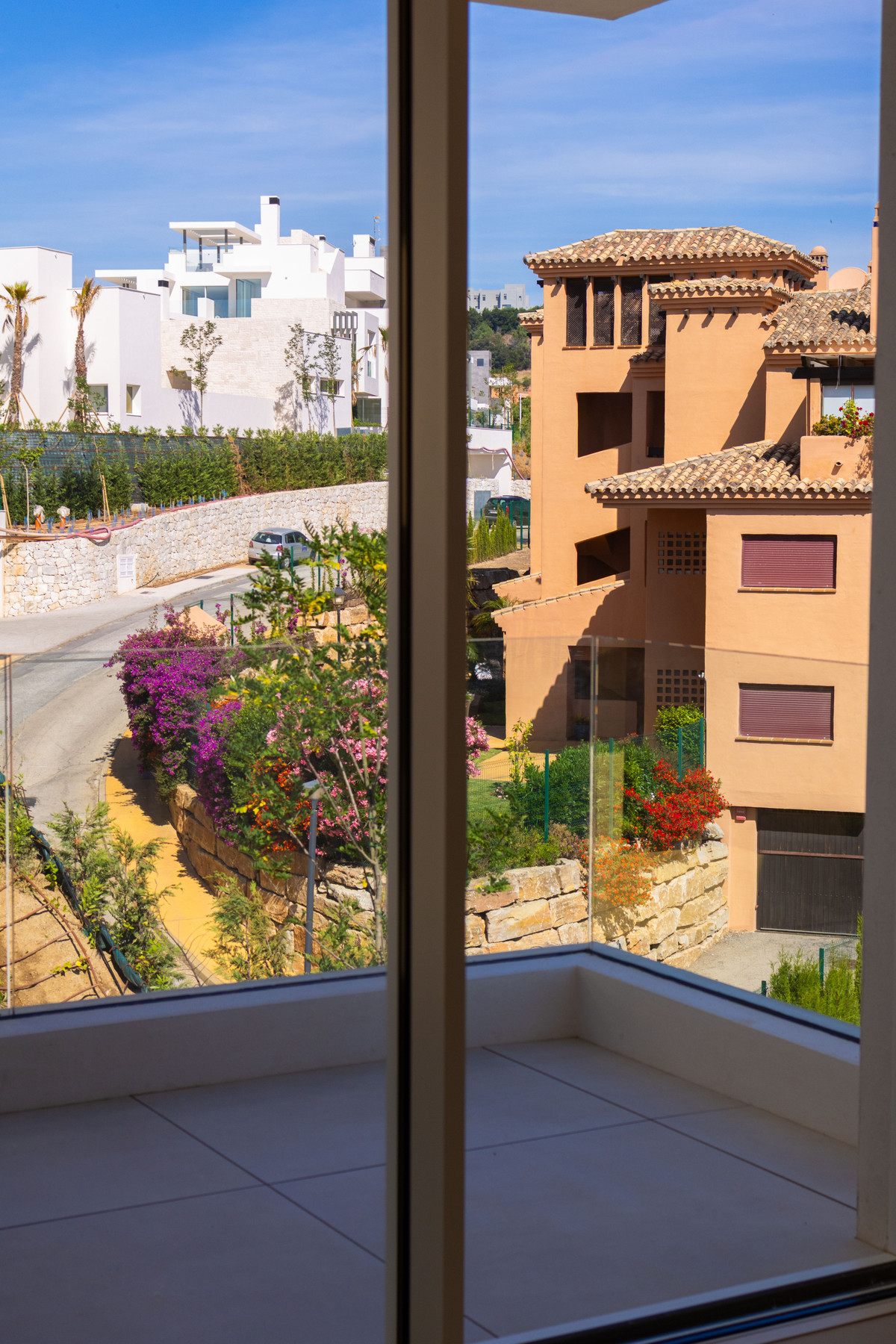 Ojén: Lujo Exclusivo, Vistas Panorámicas, Piscina Privada, Descubra 44 residencias de lujo en Ojén, Málaga. Apartamentos con vistas panorámicas al Mediterráneo, junto a naturaleza protegida y cerca de Marbella. Áticos c