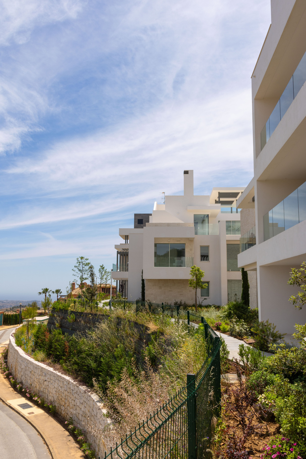 Ojén: Lujo Exclusivo, Vistas Panorámicas, Piscina Privada, Descubra 44 residencias de lujo en Ojén, Málaga. Apartamentos con vistas panorámicas al Mediterráneo, junto a naturaleza protegida y cerca de Marbella. Áticos c