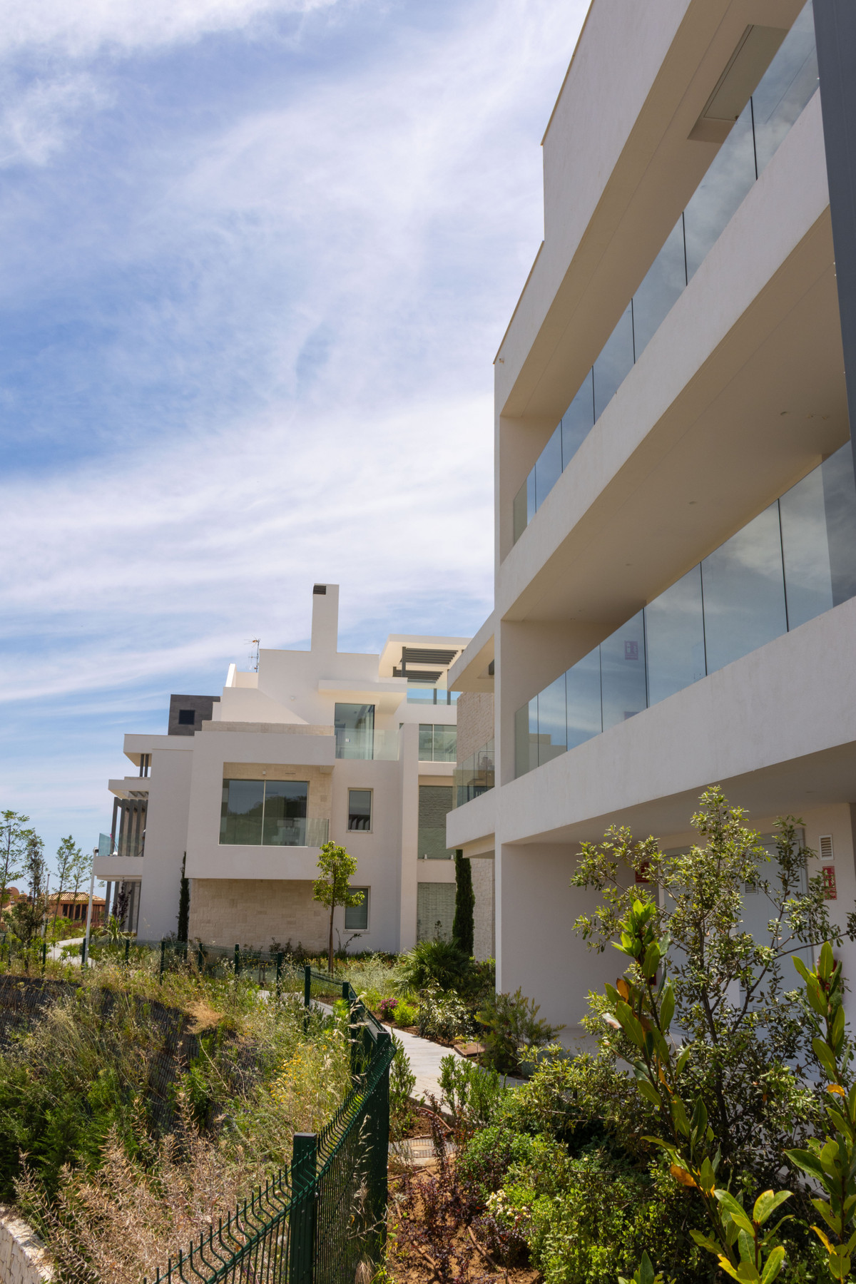 Ojén: Lujo Exclusivo, Vistas Panorámicas, Piscina Privada, Descubra 44 residencias de lujo en Ojén, Málaga. Apartamentos con vistas panorámicas al Mediterráneo, junto a naturaleza protegida y cerca de Marbella. Áticos c