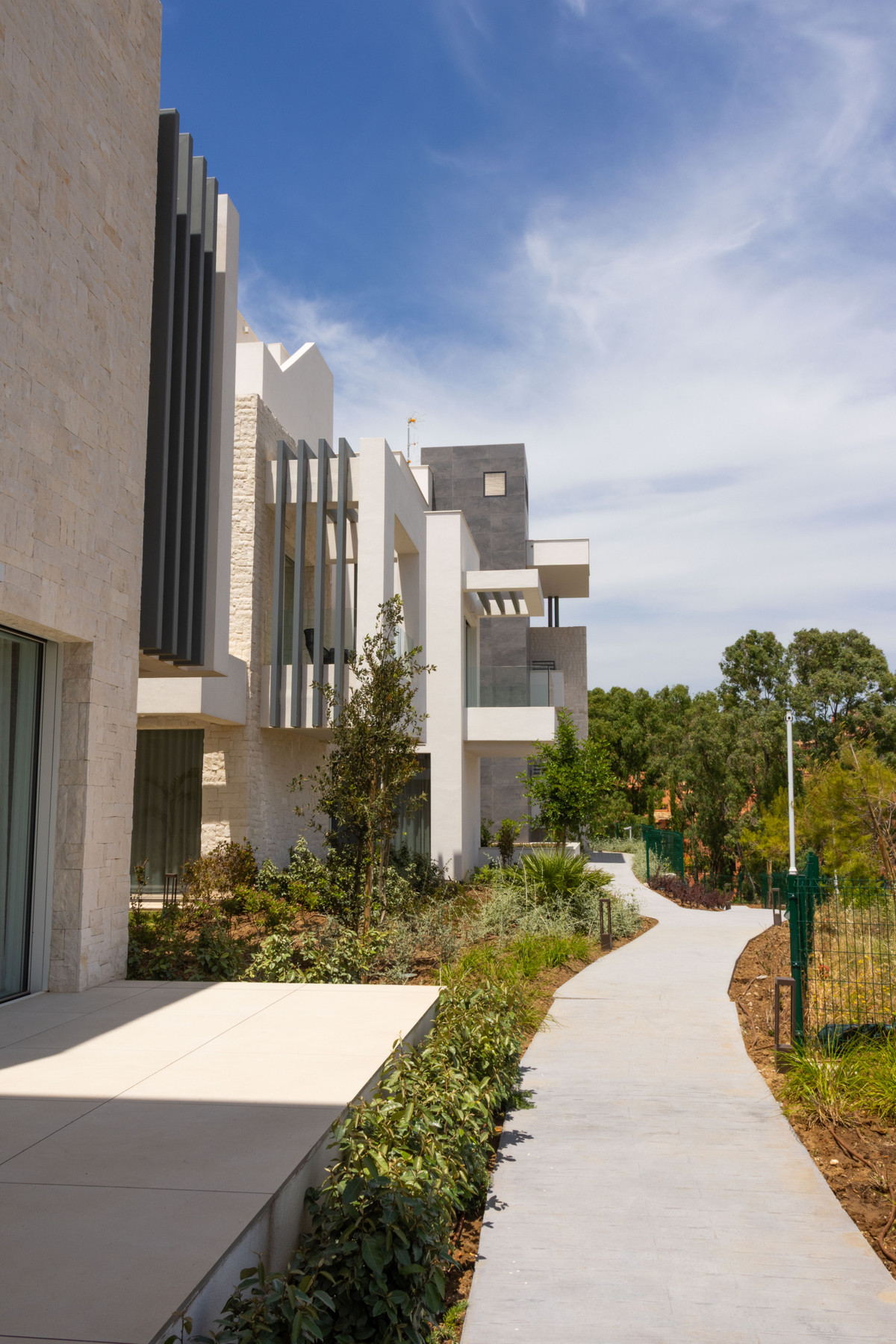 Ojén: Lujo Exclusivo, Vistas Panorámicas, Piscina Privada, Descubra 44 residencias de lujo en Ojén, Málaga. Apartamentos con vistas panorámicas al Mediterráneo, junto a naturaleza protegida y cerca de Marbella. Áticos c