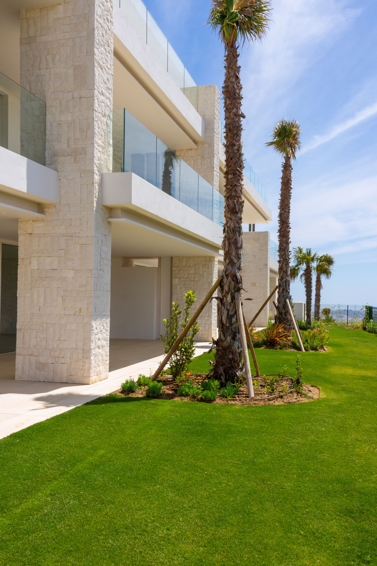 Ojén: Lujo Exclusivo, Vistas Panorámicas, Piscina Privada, Descubra 44 residencias de lujo en Ojén, Málaga. Apartamentos con vistas panorámicas al Mediterráneo, junto a naturaleza protegida y cerca de Marbella. Áticos c