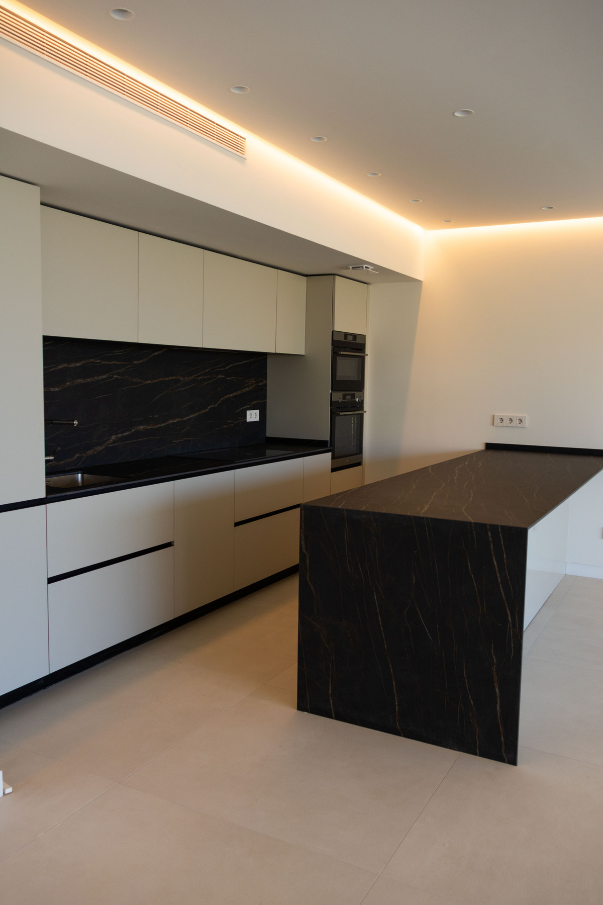 Ojén: Apartamento Exclusivo con Vistas al Mar y Naturaleza, Descubre el lujo en Ojén, Málaga. Residencias exclusivas con vistas panorámicas al Mediterráneo. Comunidad segura, naturaleza y áticos con piscina privada. ¡Tu