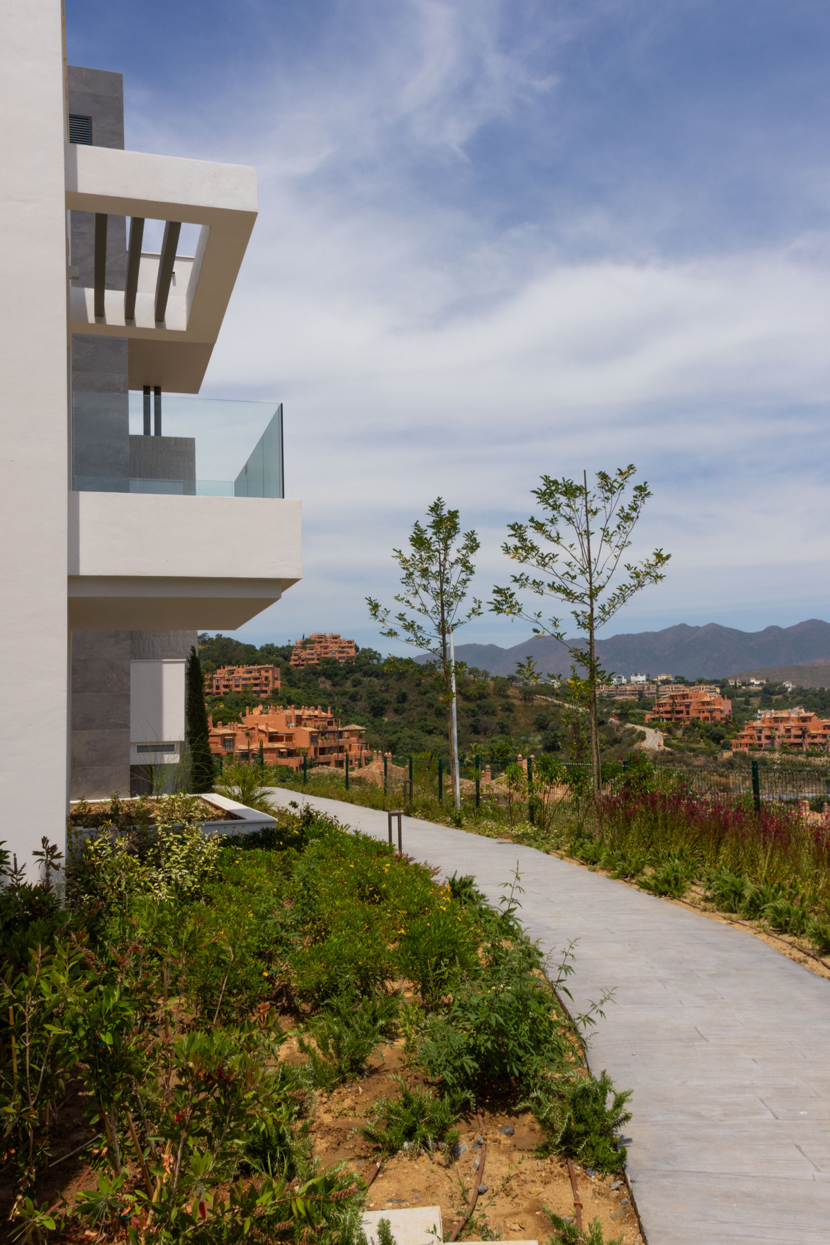 Ojén: Apartamento Exclusivo con Vistas al Mar y Naturaleza, Descubre el lujo en Ojén, Málaga. Residencias exclusivas con vistas panorámicas al Mediterráneo. Comunidad segura, naturaleza y áticos con piscina privada. ¡Tu
