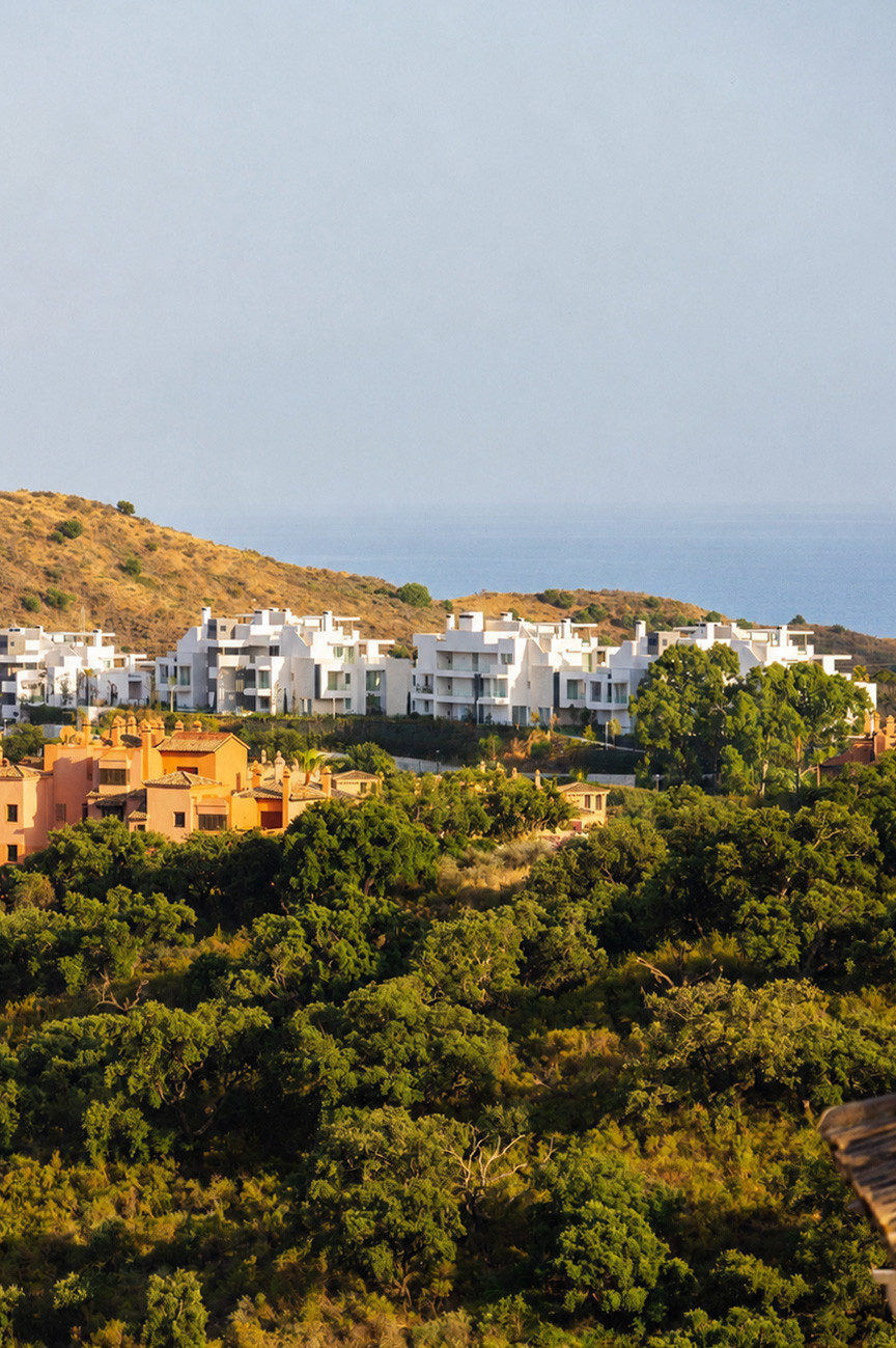 Ojén: Apartamento Exclusivo con Vistas al Mar y Naturaleza, Descubre el lujo en Ojén, Málaga. Residencias exclusivas con vistas panorámicas al Mediterráneo. Comunidad segura, naturaleza y áticos con piscina privada. ¡Tu