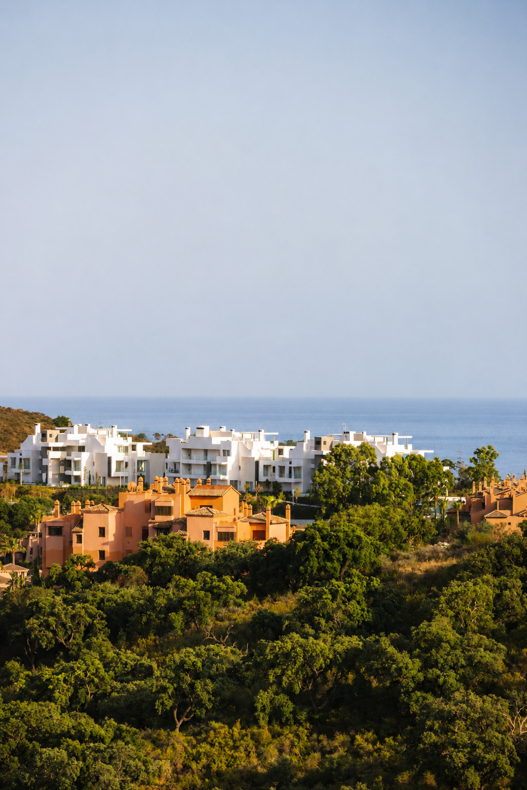 Ojén: Apartamento Exclusivo con Vistas al Mar y Naturaleza, Descubre el lujo en Ojén, Málaga. Residencias exclusivas con vistas panorámicas al Mediterráneo. Comunidad segura, naturaleza y áticos con piscina privada. ¡Tu