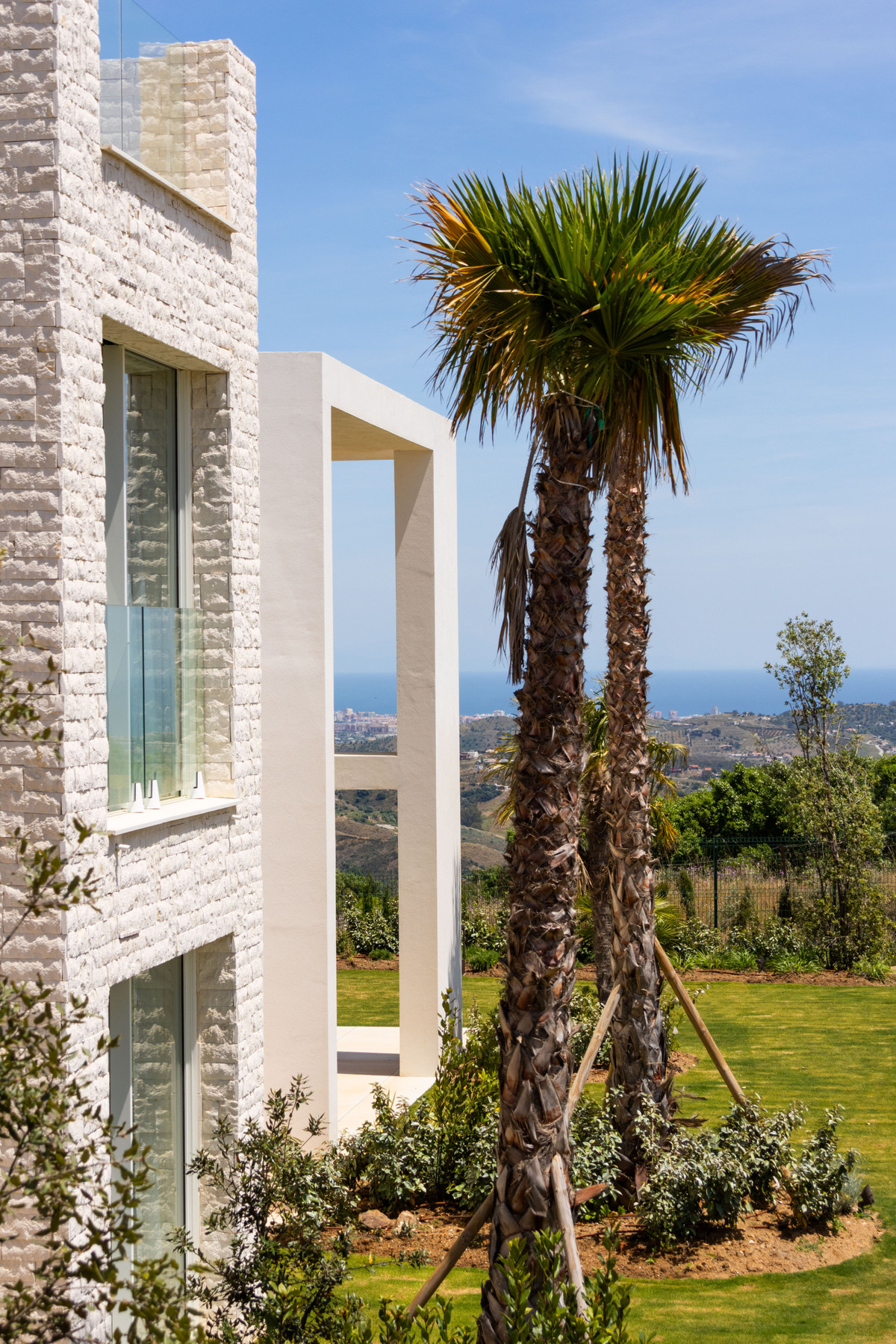 Ojén: Apartamento Exclusivo con Vistas al Mar y Naturaleza, Descubre el lujo en Ojén, Málaga. Residencias exclusivas con vistas panorámicas al Mediterráneo. Comunidad segura, naturaleza y áticos con piscina privada. ¡Tu