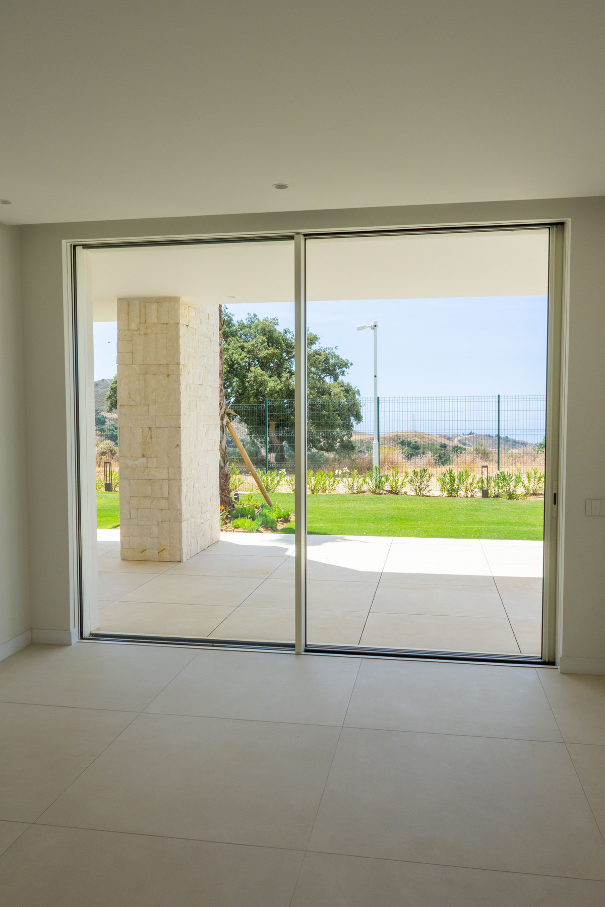 Ojén: Apartamento de Lujo con Vistas al Mar Mediterráneo, Lujo y vistas inigualables en Ojén, Málaga. Exclusivo apartamento de 3 dorm. con diseño vanguardista, privacidad y conexión con la naturaleza. Su oasis en la Co