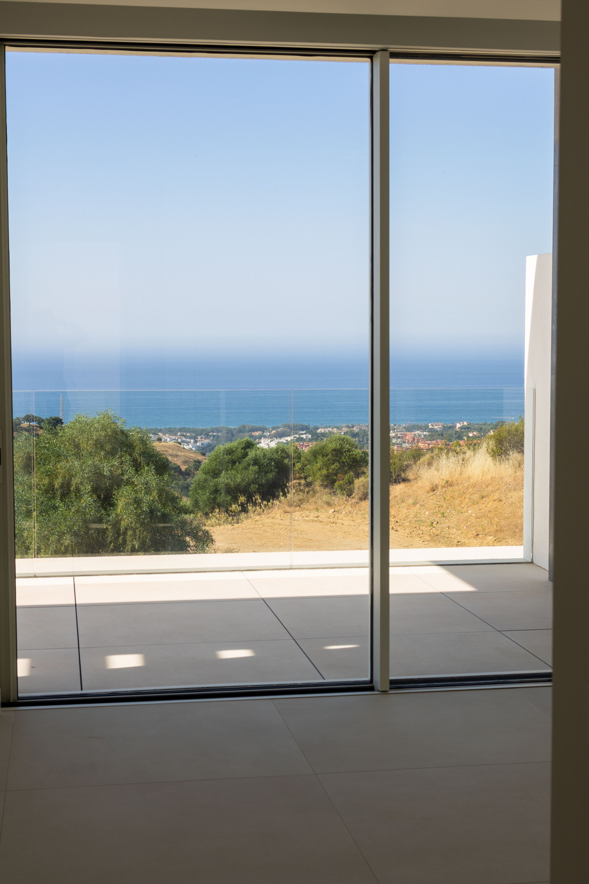 Ojén: Apartamento de Lujo con Vistas al Mar Mediterráneo, Lujo y vistas inigualables en Ojén, Málaga. Exclusivo apartamento de 3 dorm. con diseño vanguardista, privacidad y conexión con la naturaleza. Su oasis en la Co