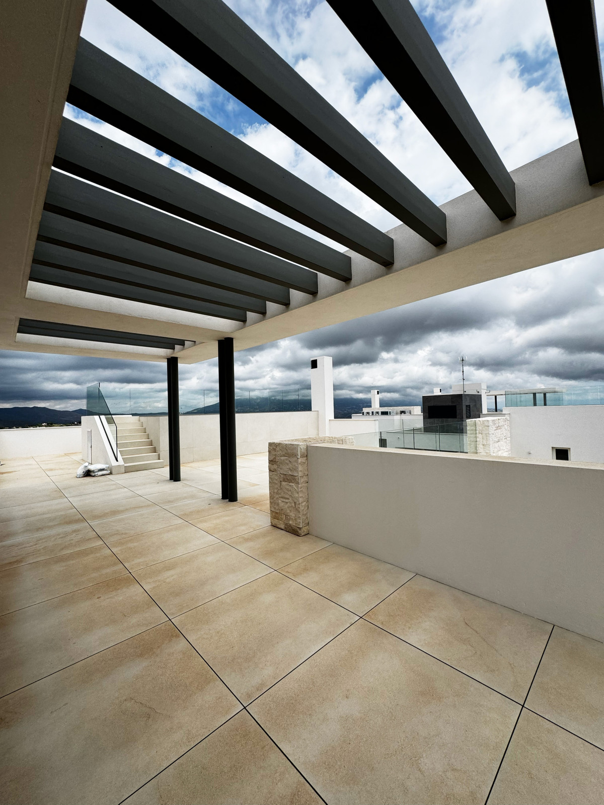 Ojén: Apartamento de Lujo con Vistas al Mar Mediterráneo, Lujo y vistas inigualables en Ojén, Málaga. Exclusivo apartamento de 3 dorm. con diseño vanguardista, privacidad y conexión con la naturaleza. Su oasis en la Co