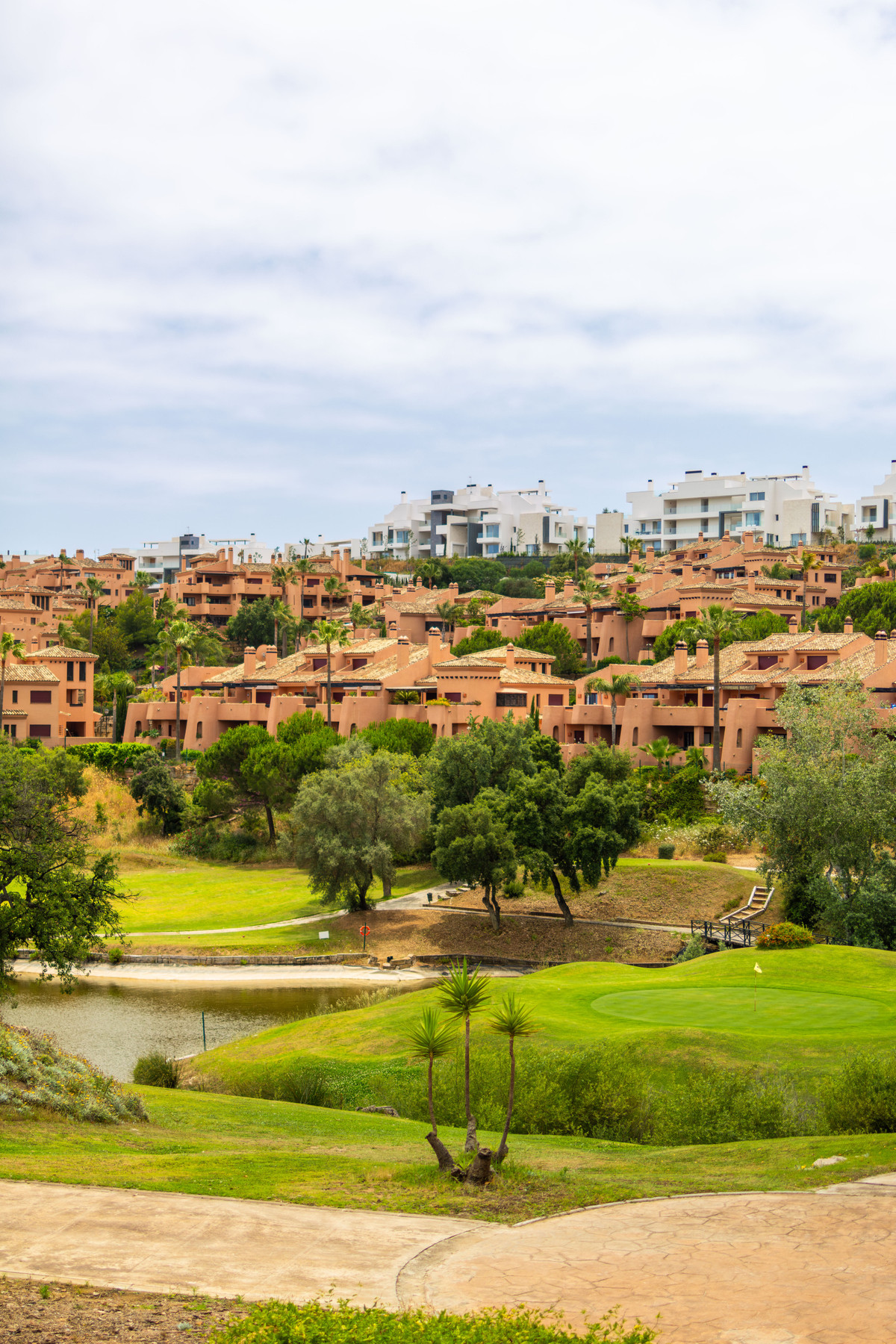 Ojén: Apartamento de Lujo con Vistas al Mar Mediterráneo, Lujo y vistas inigualables en Ojén, Málaga. Exclusivo apartamento de 3 dorm. con diseño vanguardista, privacidad y conexión con la naturaleza. Su oasis en la Co