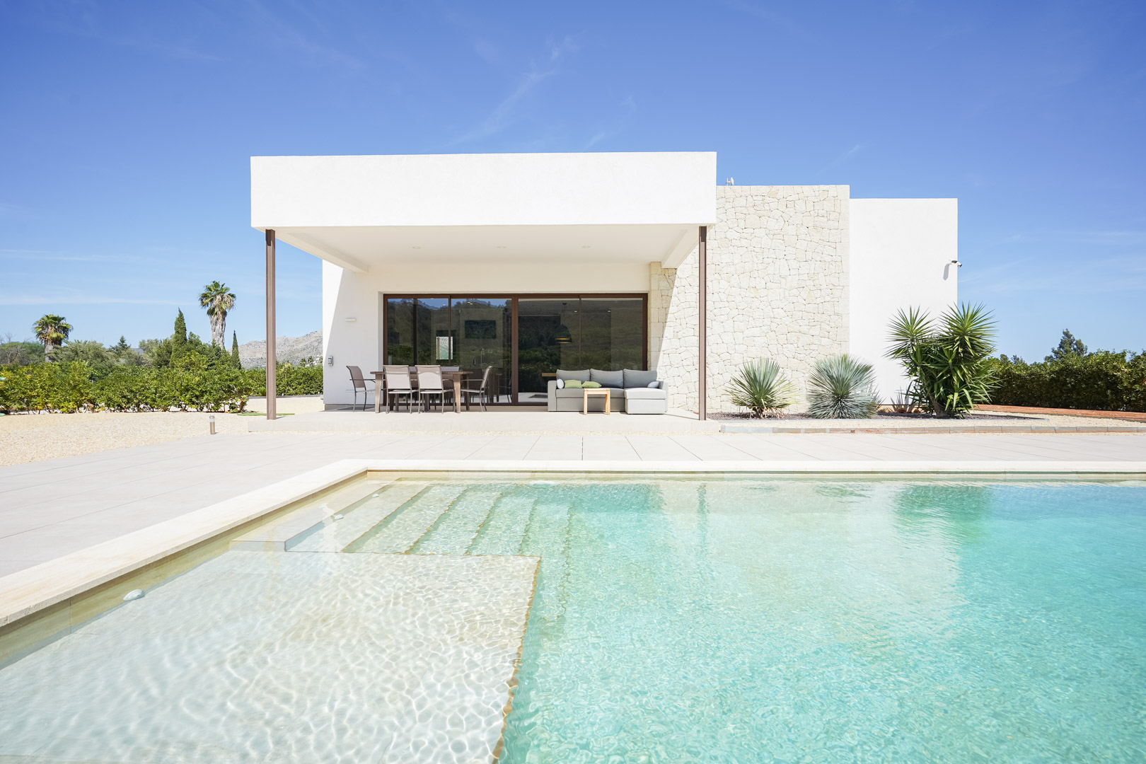 Exclusiva Villa Moderna con Vistas Panorámicas en Beniarbeig, Alicante., Villa moderna de lujo en Orba, Alicante (2023). Vistas 360° a montañas, piscina climatizada y 9.000m² de naranjos. Cerca de playas Denia. ¡Tu oasis en Costa Bla