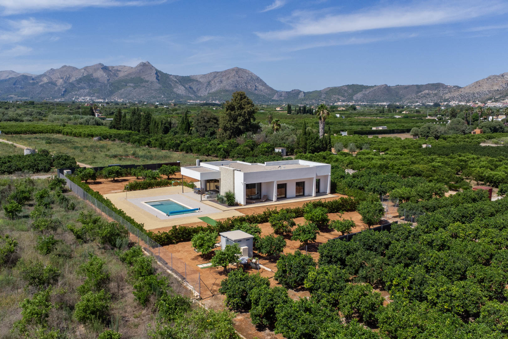 Exclusiva Villa Moderna con Vistas Panorámicas en Beniarbeig, Alicante., Villa moderna de lujo en Orba, Alicante (2023). Vistas 360° a montañas, piscina climatizada y 9.000m² de naranjos. Cerca de playas Denia. ¡Tu oasis en Costa Bla