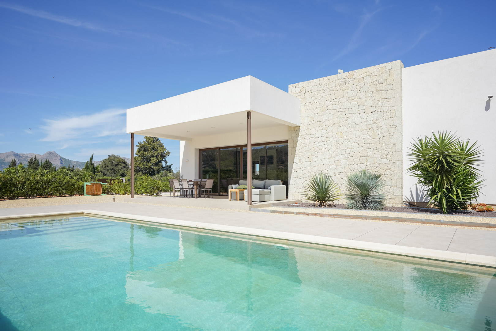 Exclusiva Villa Moderna con Vistas Panorámicas en Beniarbeig, Alicante., Villa moderna de lujo en Orba, Alicante (2023). Vistas 360° a montañas, piscina climatizada y 9.000m² de naranjos. Cerca de playas Denia. ¡Tu oasis en Costa Bla
