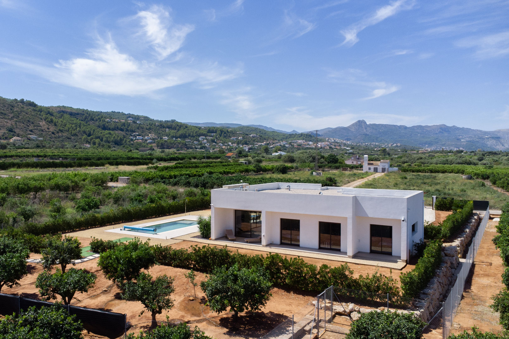 Exclusiva Villa Moderna con Vistas Panorámicas en Beniarbeig, Alicante., Villa moderna de lujo en Orba, Alicante (2023). Vistas 360° a montañas, piscina climatizada y 9.000m² de naranjos. Cerca de playas Denia. ¡Tu oasis en Costa Bla