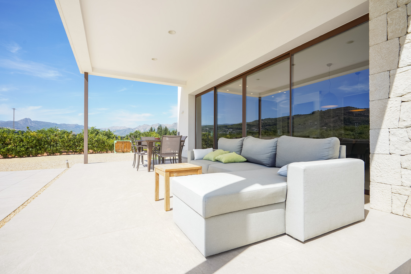 Exclusiva Villa Moderna con Vistas Panorámicas en Beniarbeig, Alicante., Villa moderna de lujo en Orba, Alicante (2023). Vistas 360° a montañas, piscina climatizada y 9.000m² de naranjos. Cerca de playas Denia. ¡Tu oasis en Costa Bla