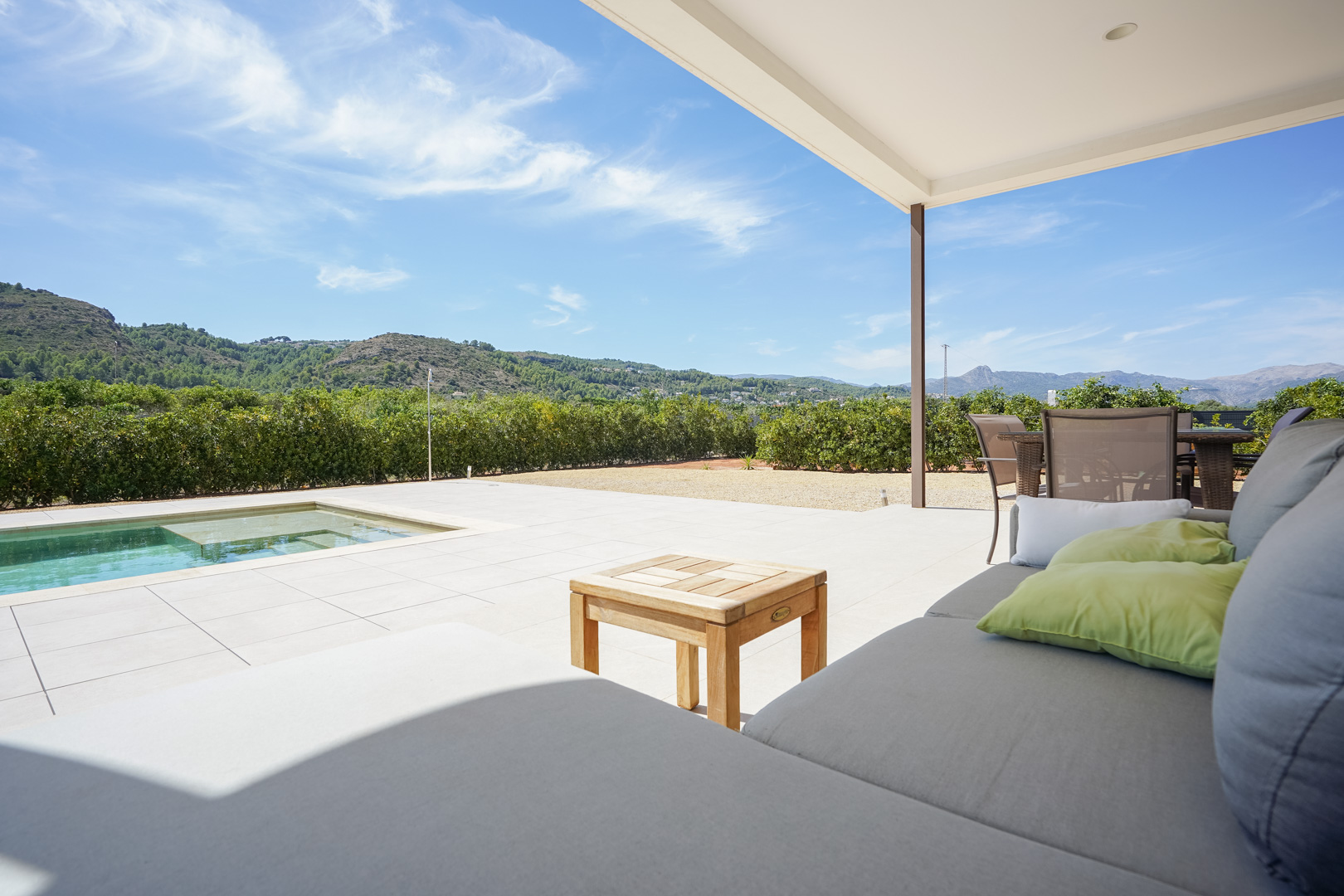 Exclusiva Villa Moderna con Vistas Panorámicas en Beniarbeig, Alicante., Villa moderna de lujo en Orba, Alicante (2023). Vistas 360° a montañas, piscina climatizada y 9.000m² de naranjos. Cerca de playas Denia. ¡Tu oasis en Costa Bla