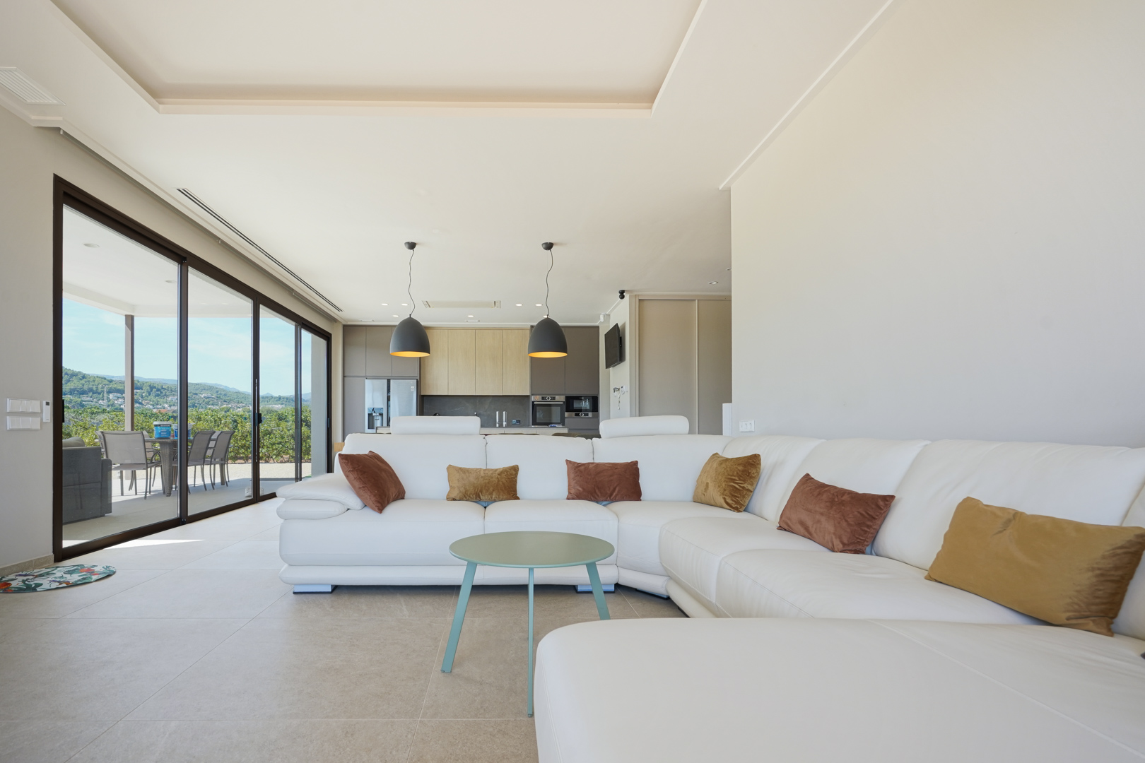 Exclusiva Villa Moderna con Vistas Panorámicas en Beniarbeig, Alicante., Villa moderna de lujo en Orba, Alicante (2023). Vistas 360° a montañas, piscina climatizada y 9.000m² de naranjos. Cerca de playas Denia. ¡Tu oasis en Costa Bla