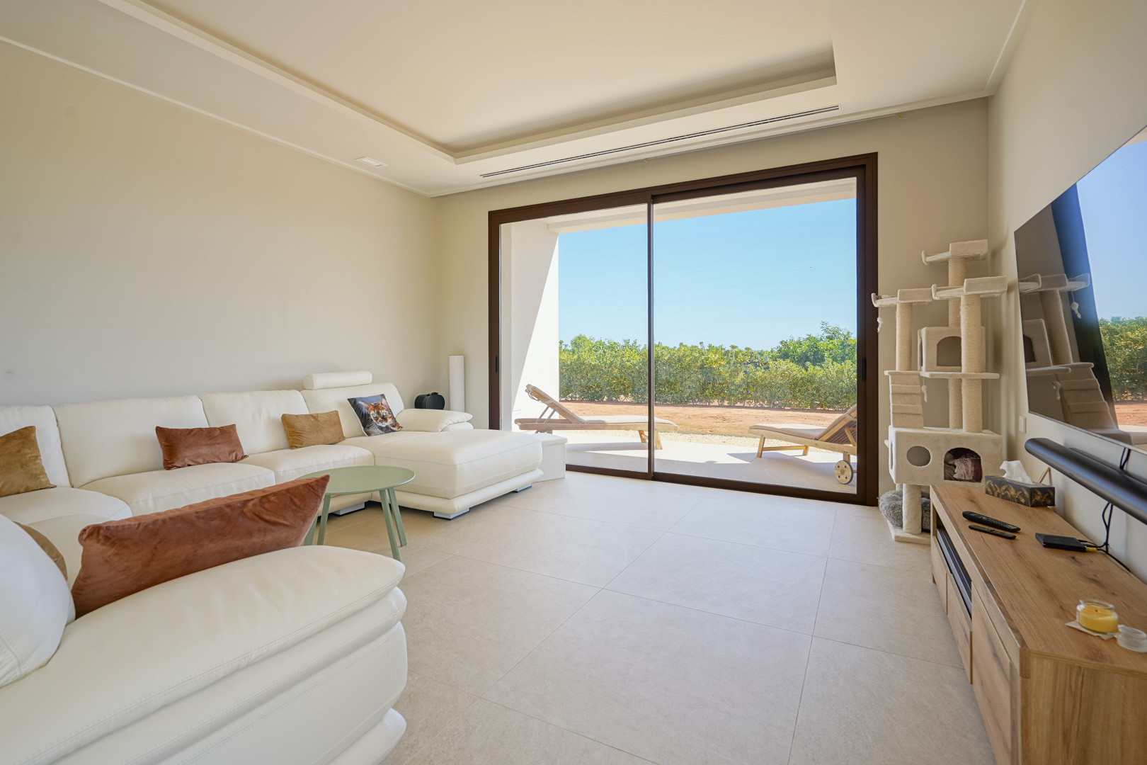 Exclusiva Villa Moderna con Vistas Panorámicas en Beniarbeig, Alicante., Villa moderna de lujo en Orba, Alicante (2023). Vistas 360° a montañas, piscina climatizada y 9.000m² de naranjos. Cerca de playas Denia. ¡Tu oasis en Costa Bla