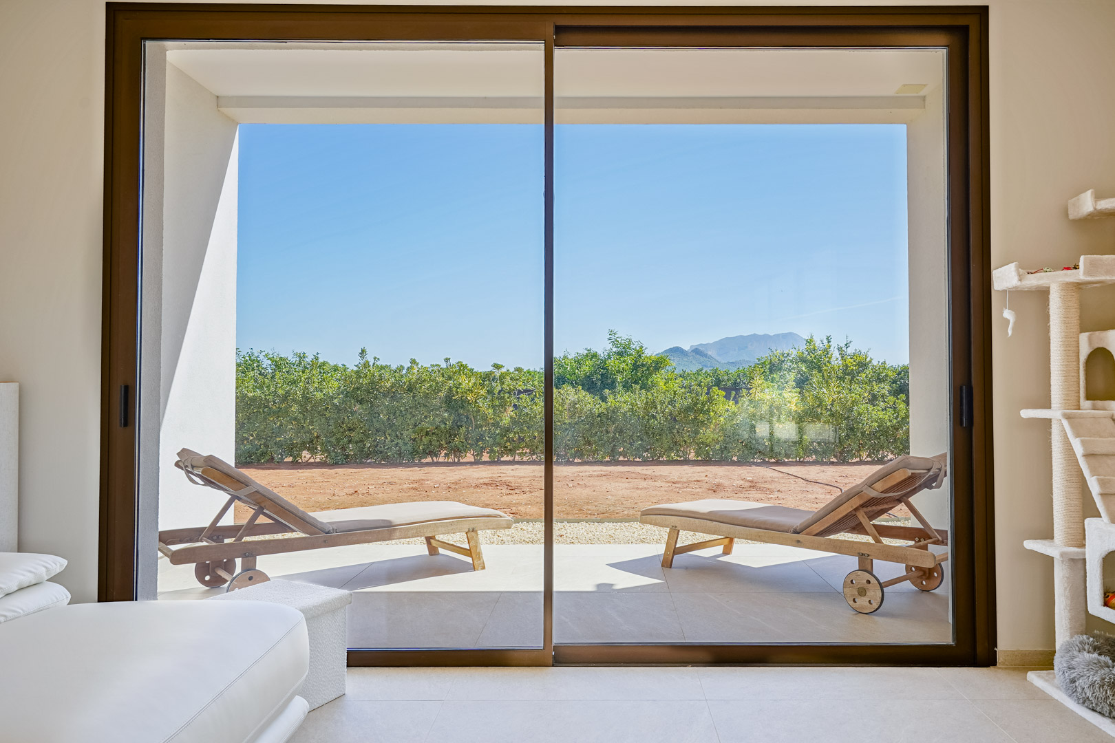 Exclusiva Villa Moderna con Vistas Panorámicas en Beniarbeig, Alicante., Villa moderna de lujo en Orba, Alicante (2023). Vistas 360° a montañas, piscina climatizada y 9.000m² de naranjos. Cerca de playas Denia. ¡Tu oasis en Costa Bla