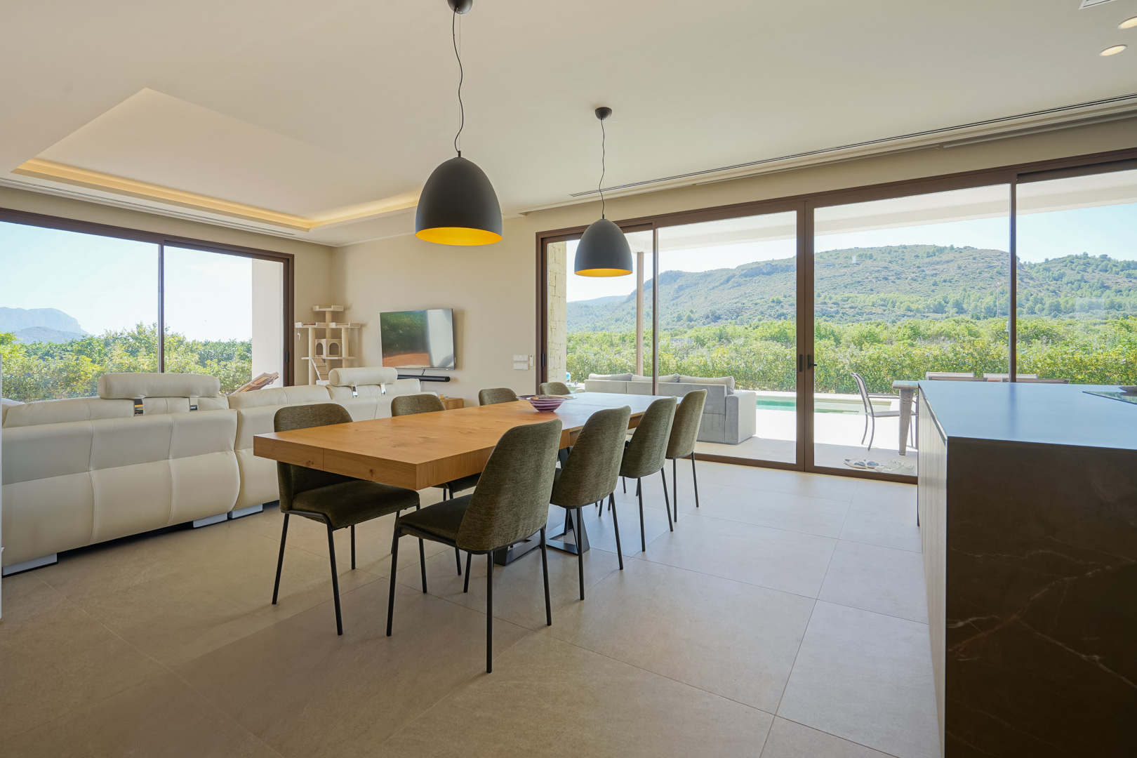 Exclusiva Villa Moderna con Vistas Panorámicas en Beniarbeig, Alicante., Villa moderna de lujo en Orba, Alicante (2023). Vistas 360° a montañas, piscina climatizada y 9.000m² de naranjos. Cerca de playas Denia. ¡Tu oasis en Costa Bla