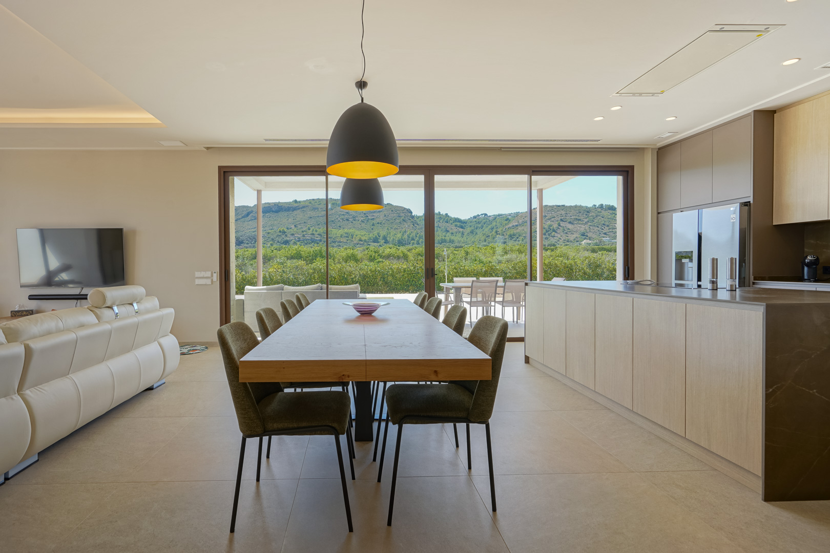 Exclusiva Villa Moderna con Vistas Panorámicas en Beniarbeig, Alicante., Villa moderna de lujo en Orba, Alicante (2023). Vistas 360° a montañas, piscina climatizada y 9.000m² de naranjos. Cerca de playas Denia. ¡Tu oasis en Costa Bla
