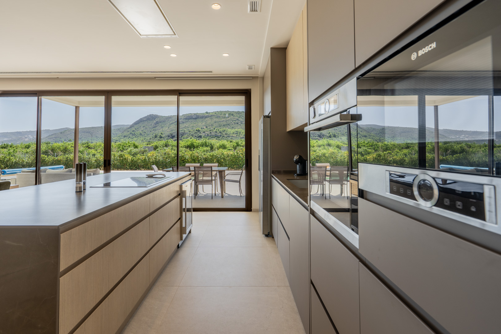 Exclusiva Villa Moderna con Vistas Panorámicas en Beniarbeig, Alicante., Villa moderna de lujo en Orba, Alicante (2023). Vistas 360° a montañas, piscina climatizada y 9.000m² de naranjos. Cerca de playas Denia. ¡Tu oasis en Costa Bla