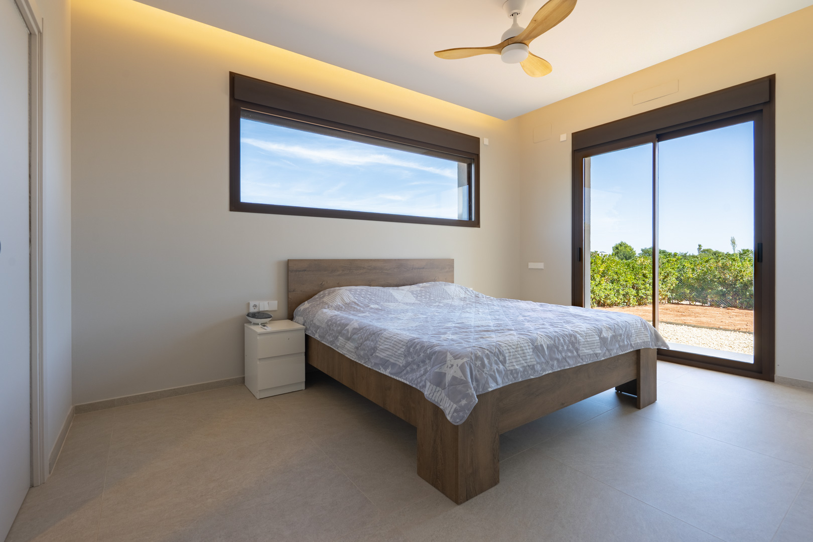 Exclusiva Villa Moderna con Vistas Panorámicas en Beniarbeig, Alicante., Villa moderna de lujo en Orba, Alicante (2023). Vistas 360° a montañas, piscina climatizada y 9.000m² de naranjos. Cerca de playas Denia. ¡Tu oasis en Costa Bla