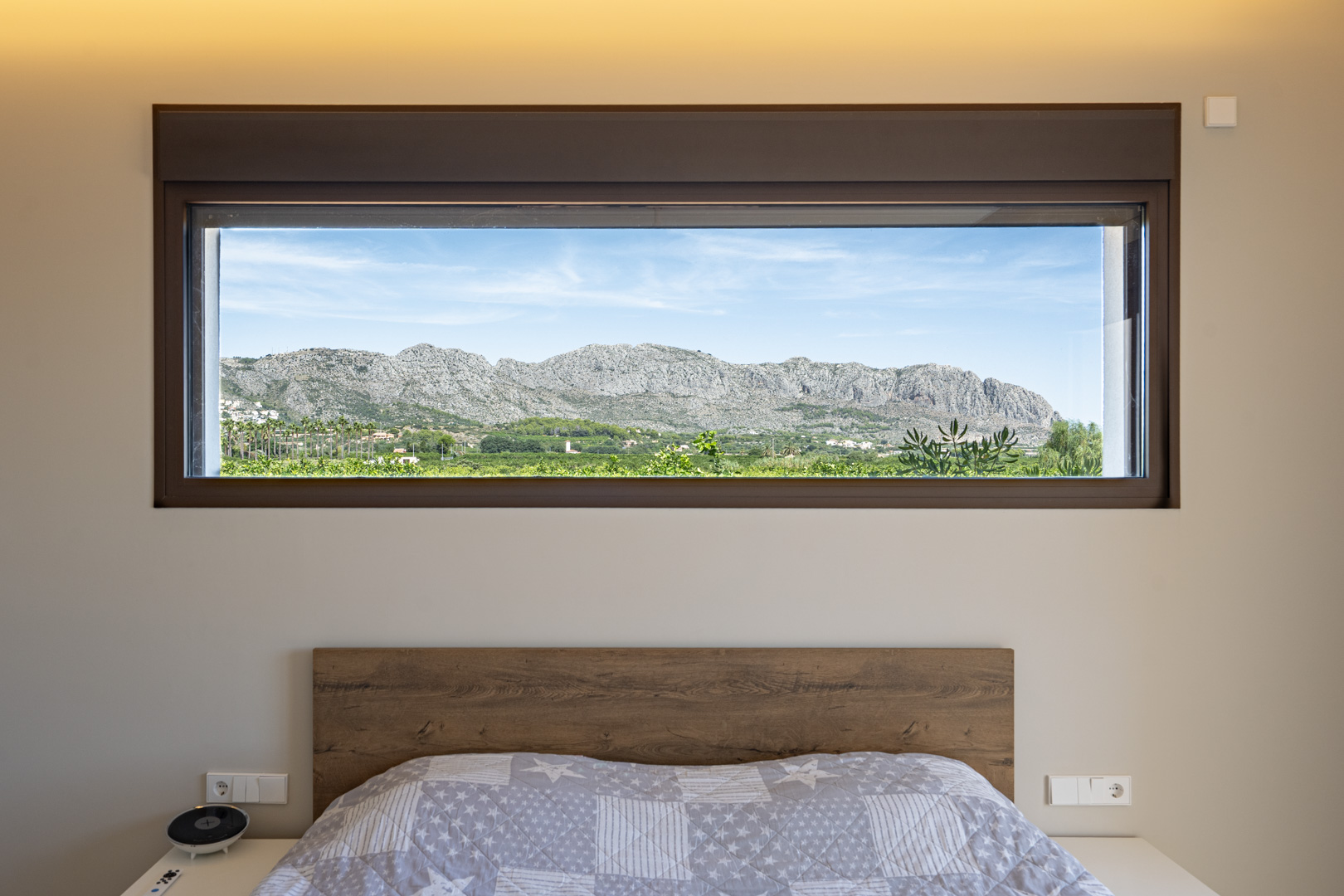 Exclusiva Villa Moderna con Vistas Panorámicas en Beniarbeig, Alicante., Villa moderna de lujo en Orba, Alicante (2023). Vistas 360° a montañas, piscina climatizada y 9.000m² de naranjos. Cerca de playas Denia. ¡Tu oasis en Costa Bla