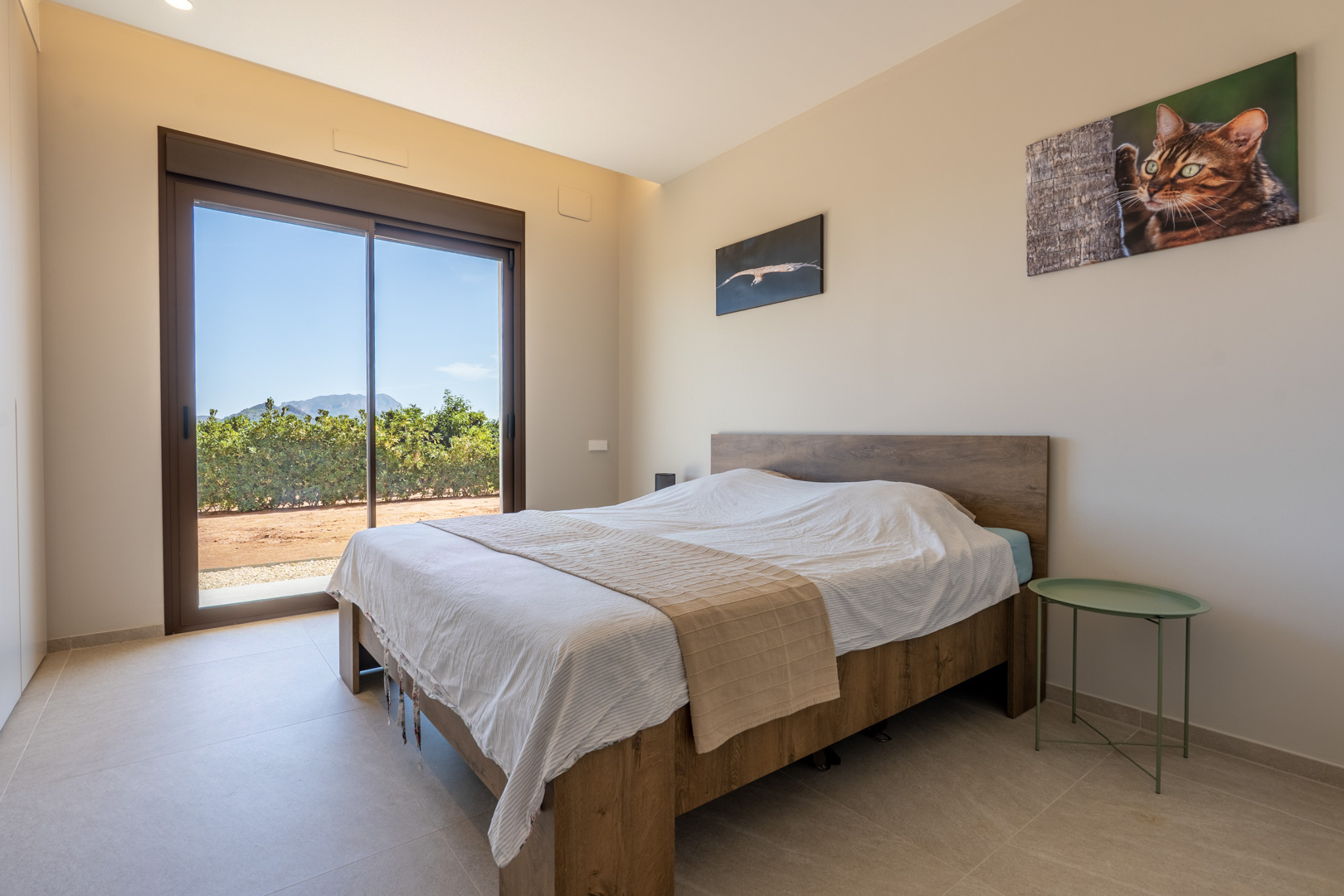 Exclusiva Villa Moderna con Vistas Panorámicas en Beniarbeig, Alicante., Villa moderna de lujo en Orba, Alicante (2023). Vistas 360° a montañas, piscina climatizada y 9.000m² de naranjos. Cerca de playas Denia. ¡Tu oasis en Costa Bla