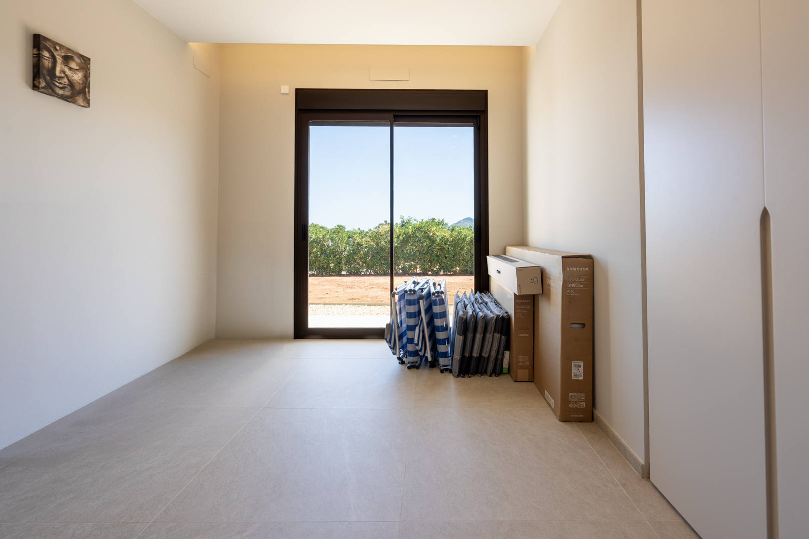 Exclusiva Villa Moderna con Vistas Panorámicas en Beniarbeig, Alicante., Villa moderna de lujo en Orba, Alicante (2023). Vistas 360° a montañas, piscina climatizada y 9.000m² de naranjos. Cerca de playas Denia. ¡Tu oasis en Costa Bla