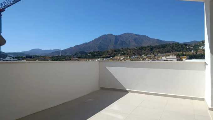 Ático Exclusivo en Estepona: Terraza, Vistas y Piscina, Ático de 2 dorm. en Estepona con terraza de +40m² y vistas al mar. Luminoso salón, cocina integrada, acabados de calidad. Urbanización con piscina. Ideal invers