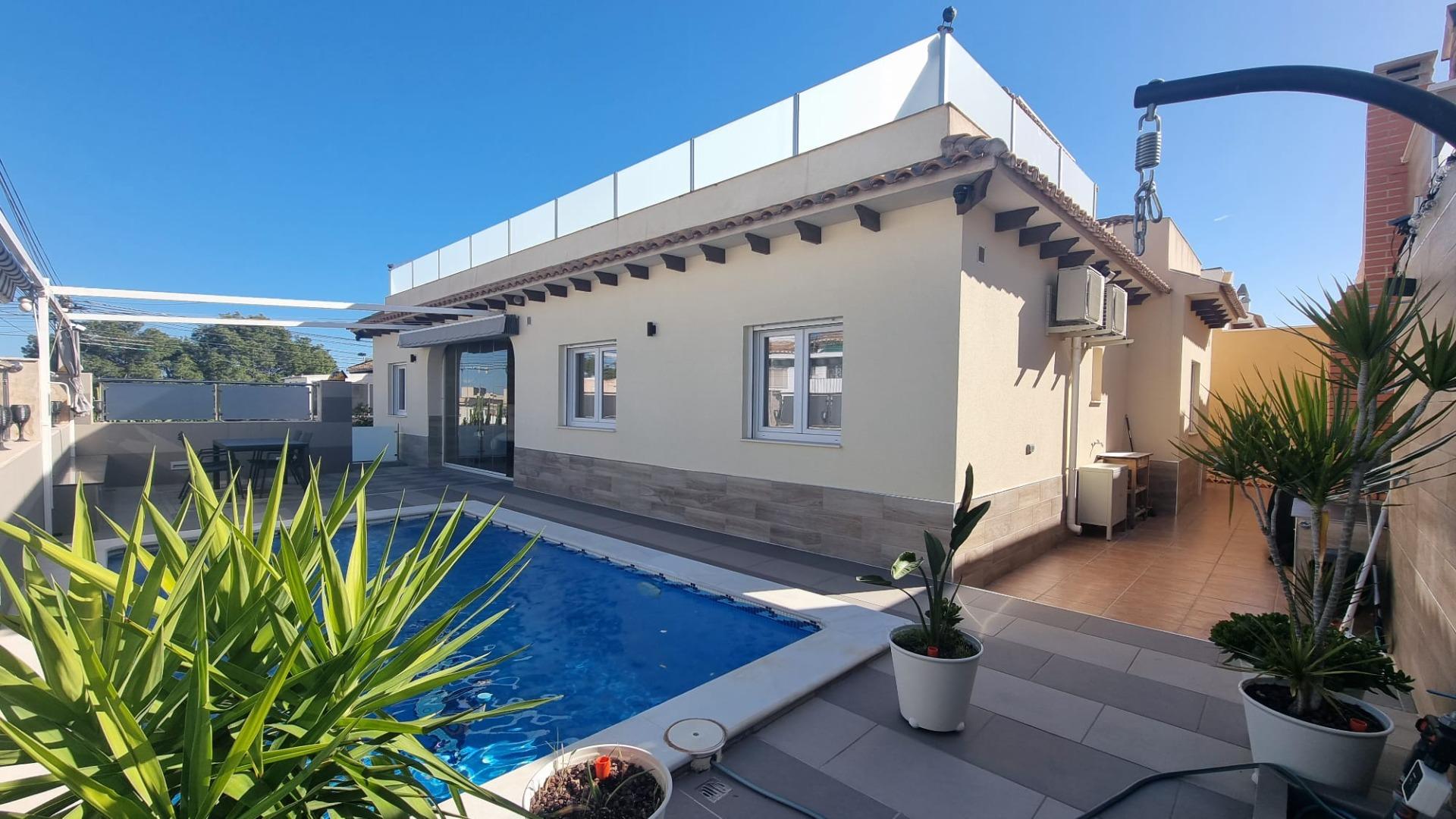 Villa Exclusiva en Torrevieja: Lujo, Piscina y Sostenibilidad, Villa de lujo reformada a estrenar en Torrevieja, Costa Blanca. 5 hab, 4 baños, piscina privada, garaje y placas solares. ¡Diseño, confort y ahorro energético p