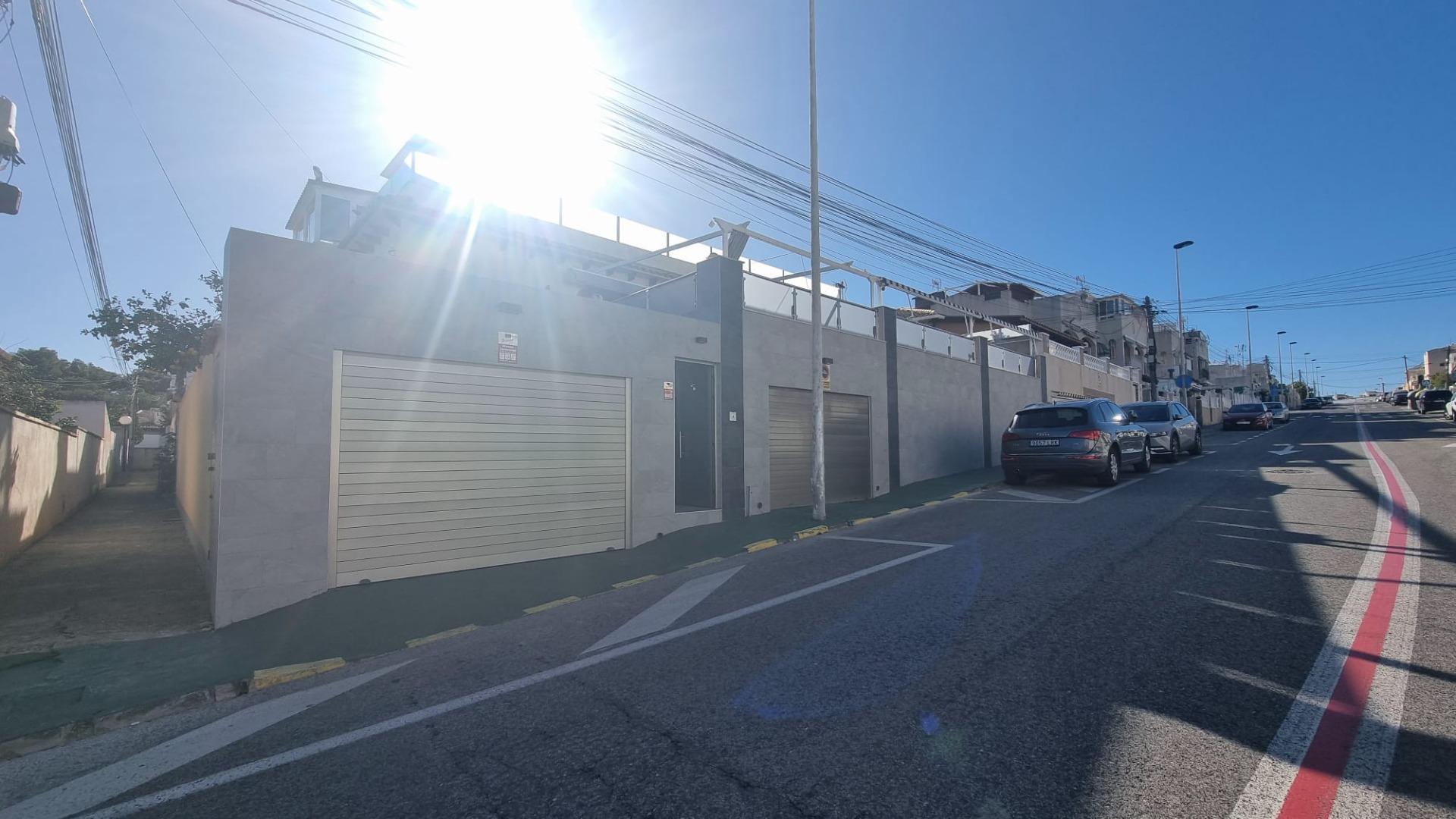 Villa Exclusiva en Torrevieja: Lujo, Piscina y Sostenibilidad, Villa de lujo reformada a estrenar en Torrevieja, Costa Blanca. 5 hab, 4 baños, piscina privada, garaje y placas solares. ¡Diseño, confort y ahorro energético p