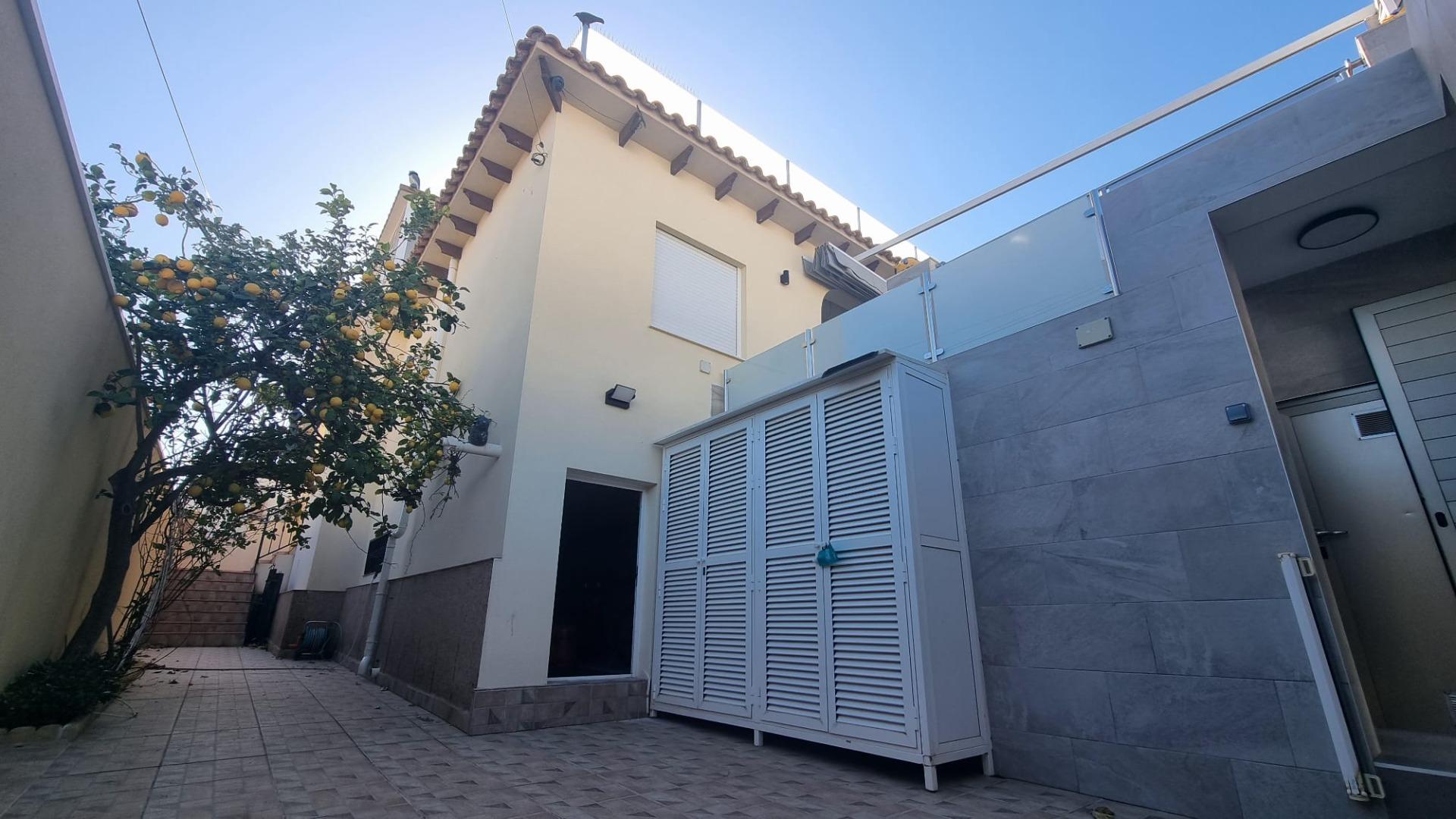 Villa Exclusiva en Torrevieja: Lujo, Piscina y Sostenibilidad, Villa de lujo reformada a estrenar en Torrevieja, Costa Blanca. 5 hab, 4 baños, piscina privada, garaje y placas solares. ¡Diseño, confort y ahorro energético p