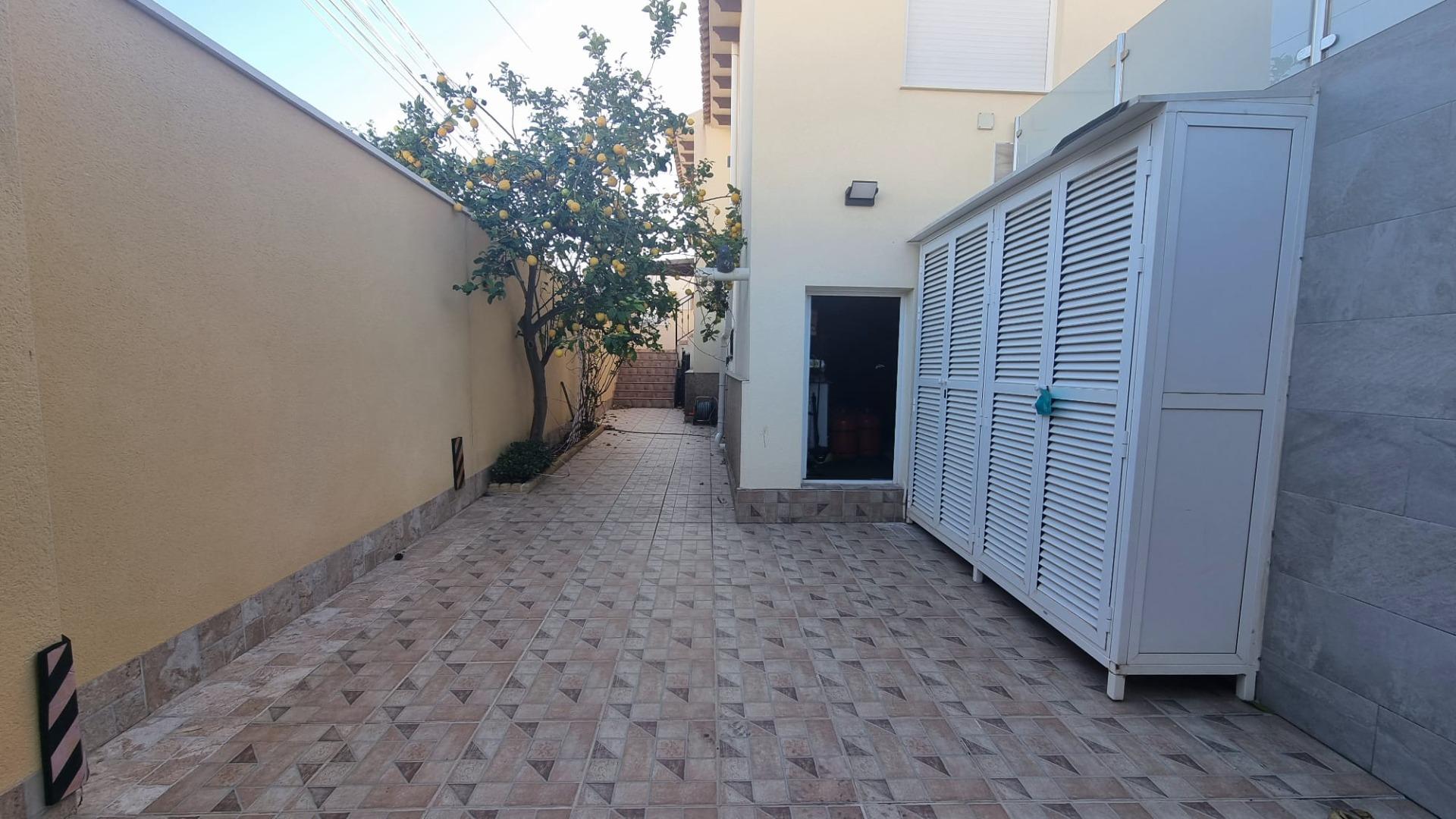 Villa Exclusiva en Torrevieja: Lujo, Piscina y Sostenibilidad, Villa de lujo reformada a estrenar en Torrevieja, Costa Blanca. 5 hab, 4 baños, piscina privada, garaje y placas solares. ¡Diseño, confort y ahorro energético p